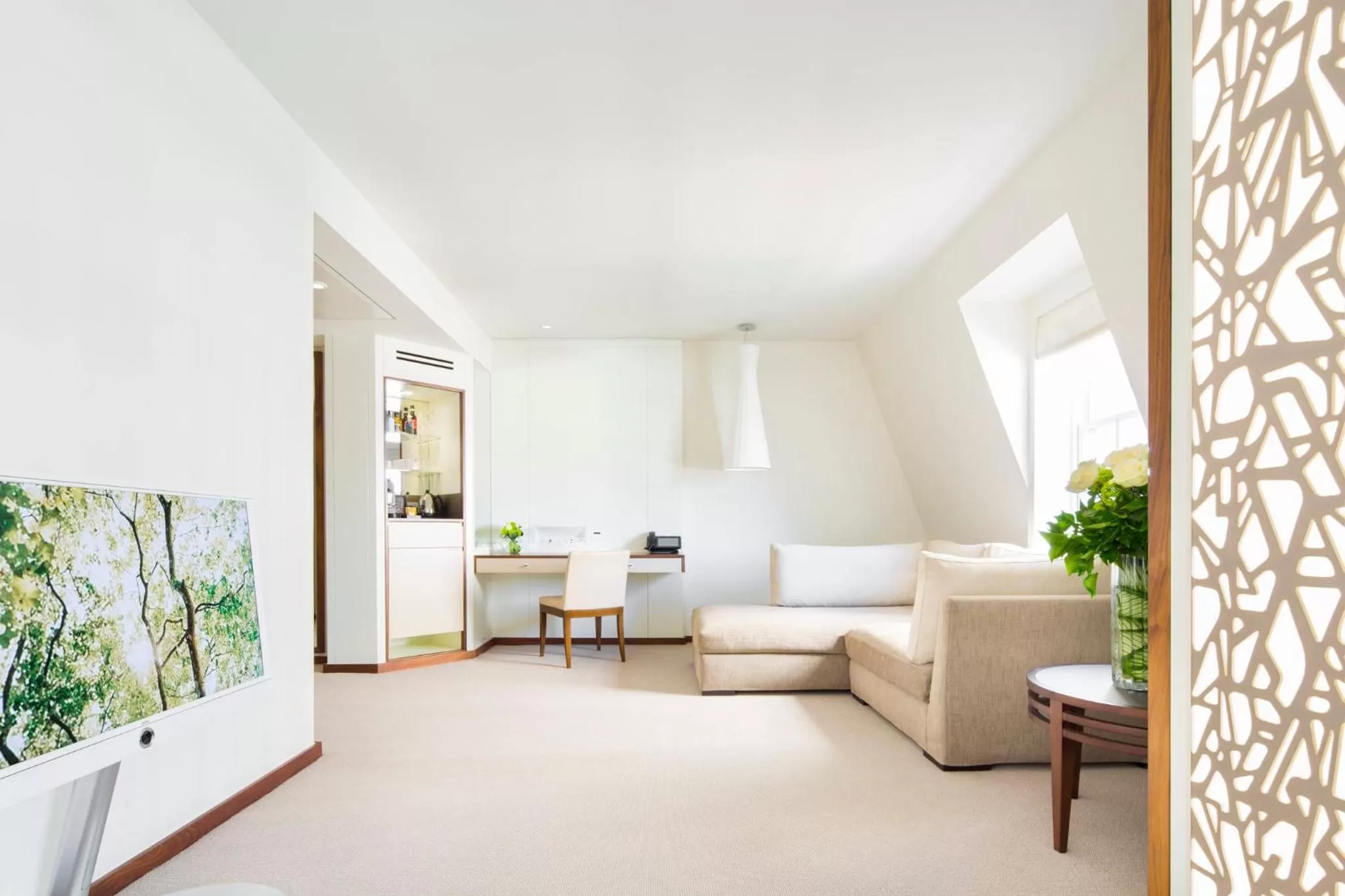 Photo of the whole room in COMO Metropolitan London