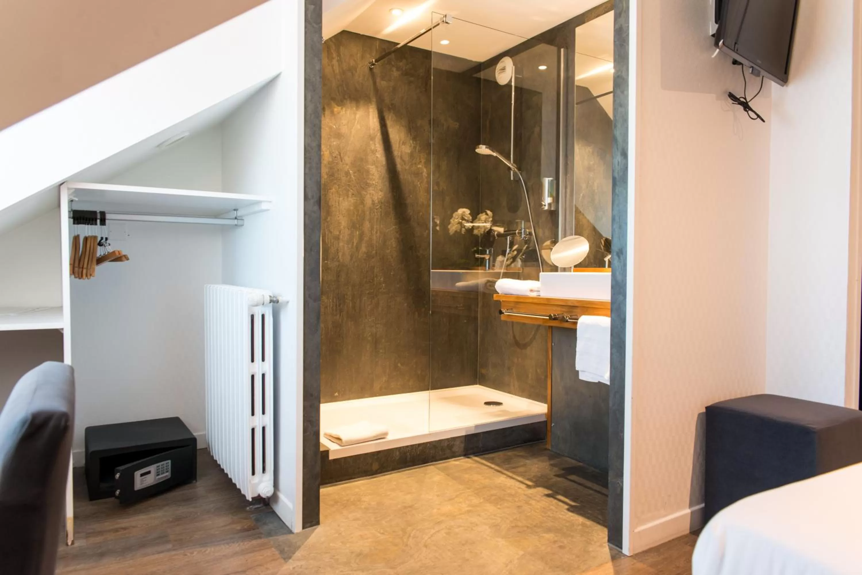 Shower, Bed in Best Western Hotel De La Plage Saint Marc sur Mer