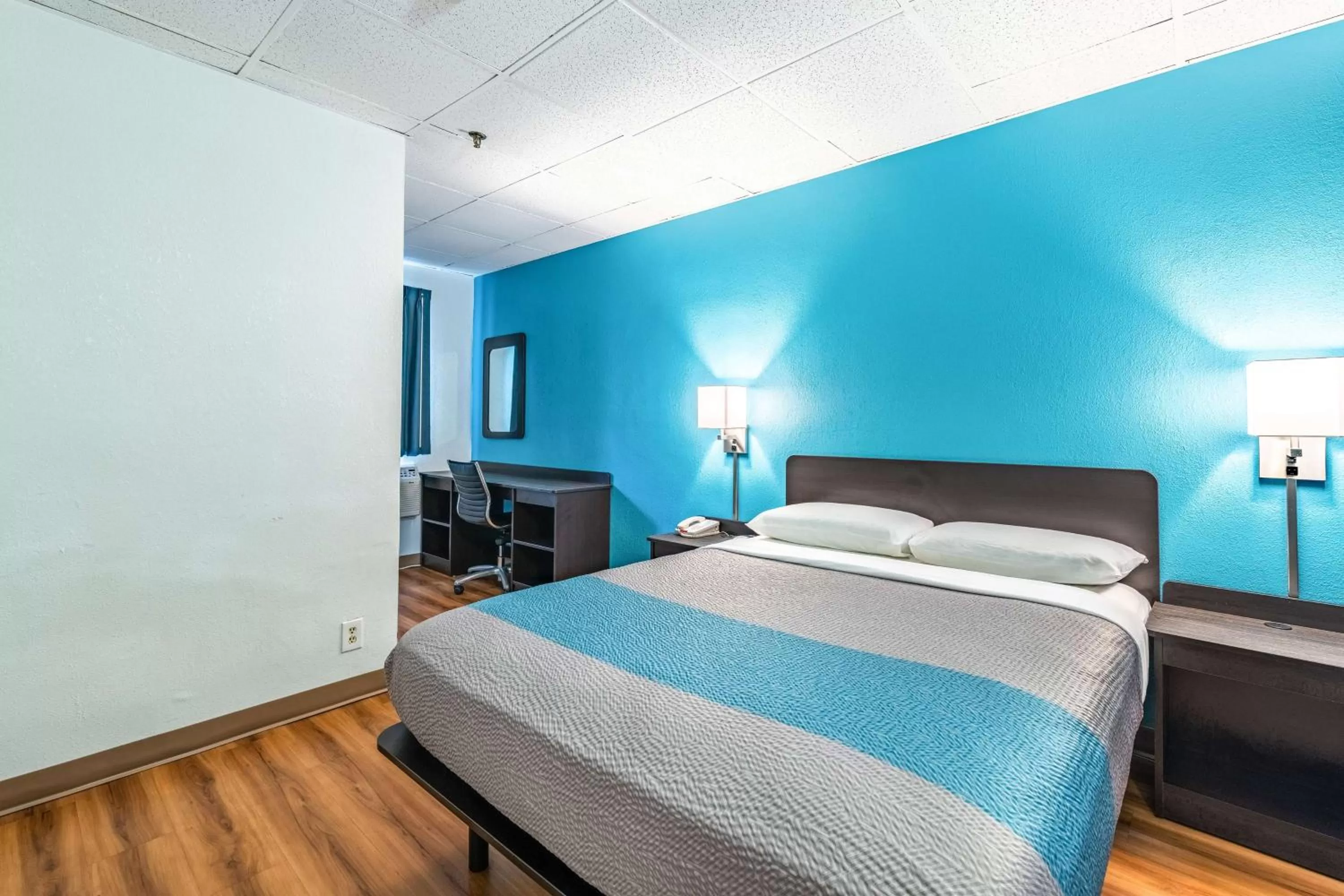 Photo of the whole room, Bed in Motel 6-Elmsford, NY - White Plains