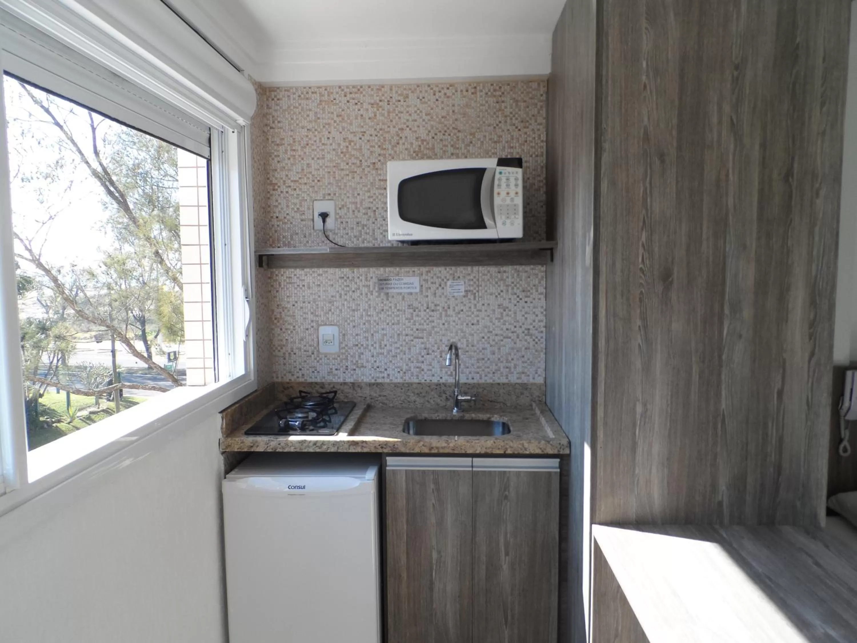 Quarto duplo com mini cozinha com vista lateral do mar in Hotel Jardim do Mar