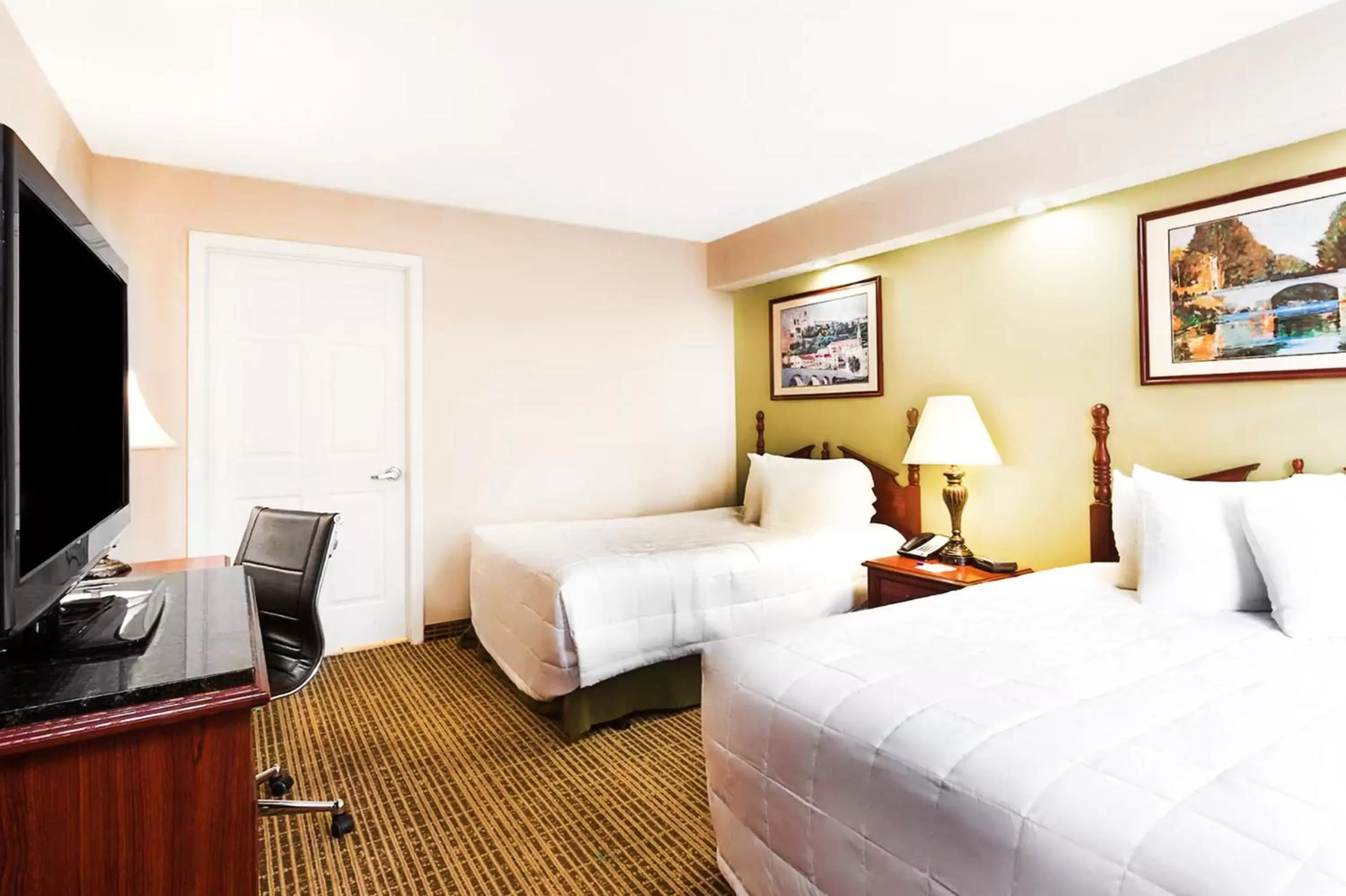 Photo of the whole room, Bed in Baymont by Wyndham Tullahoma