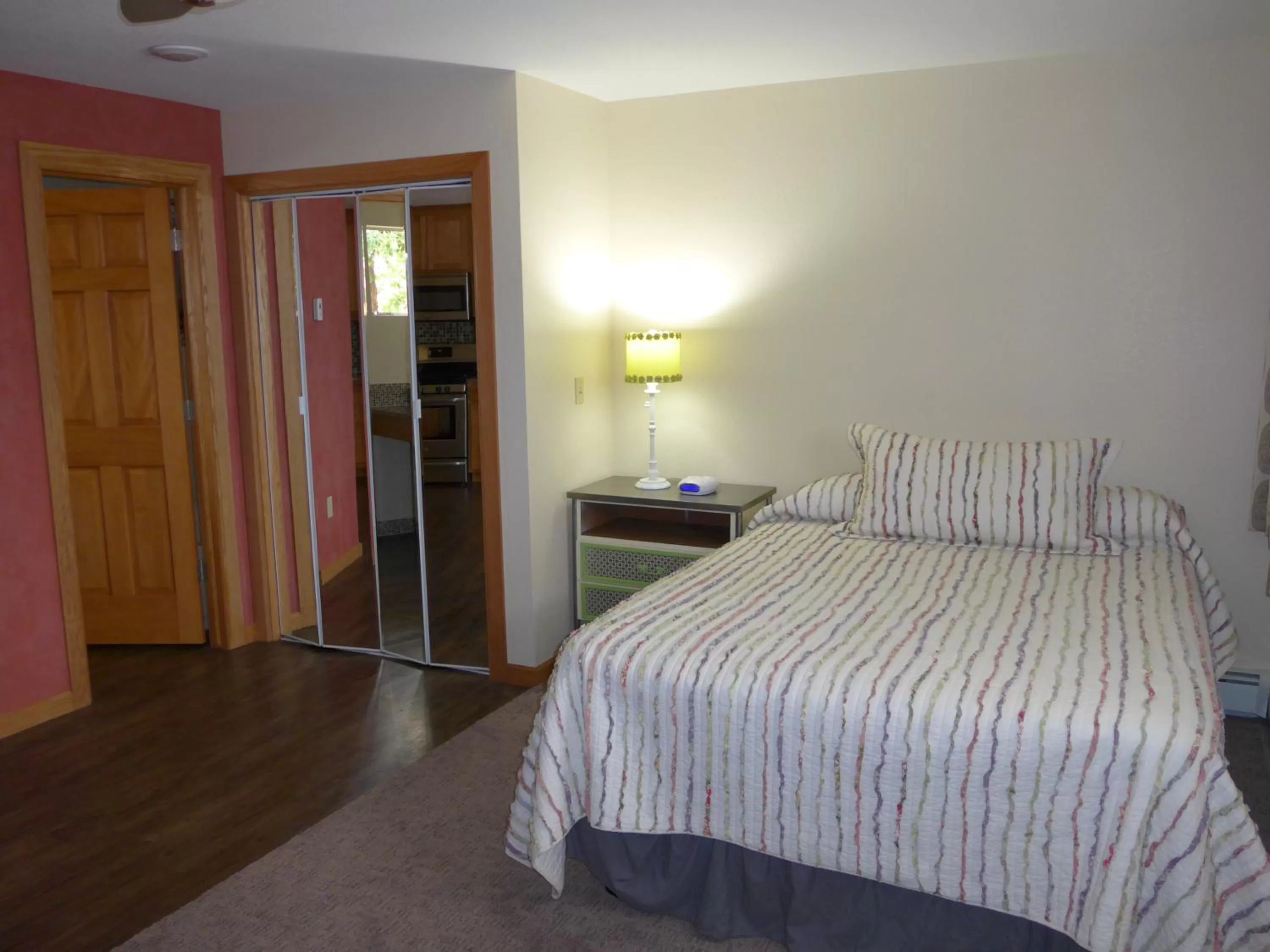 Bedroom, Bed in Red Wing Motel