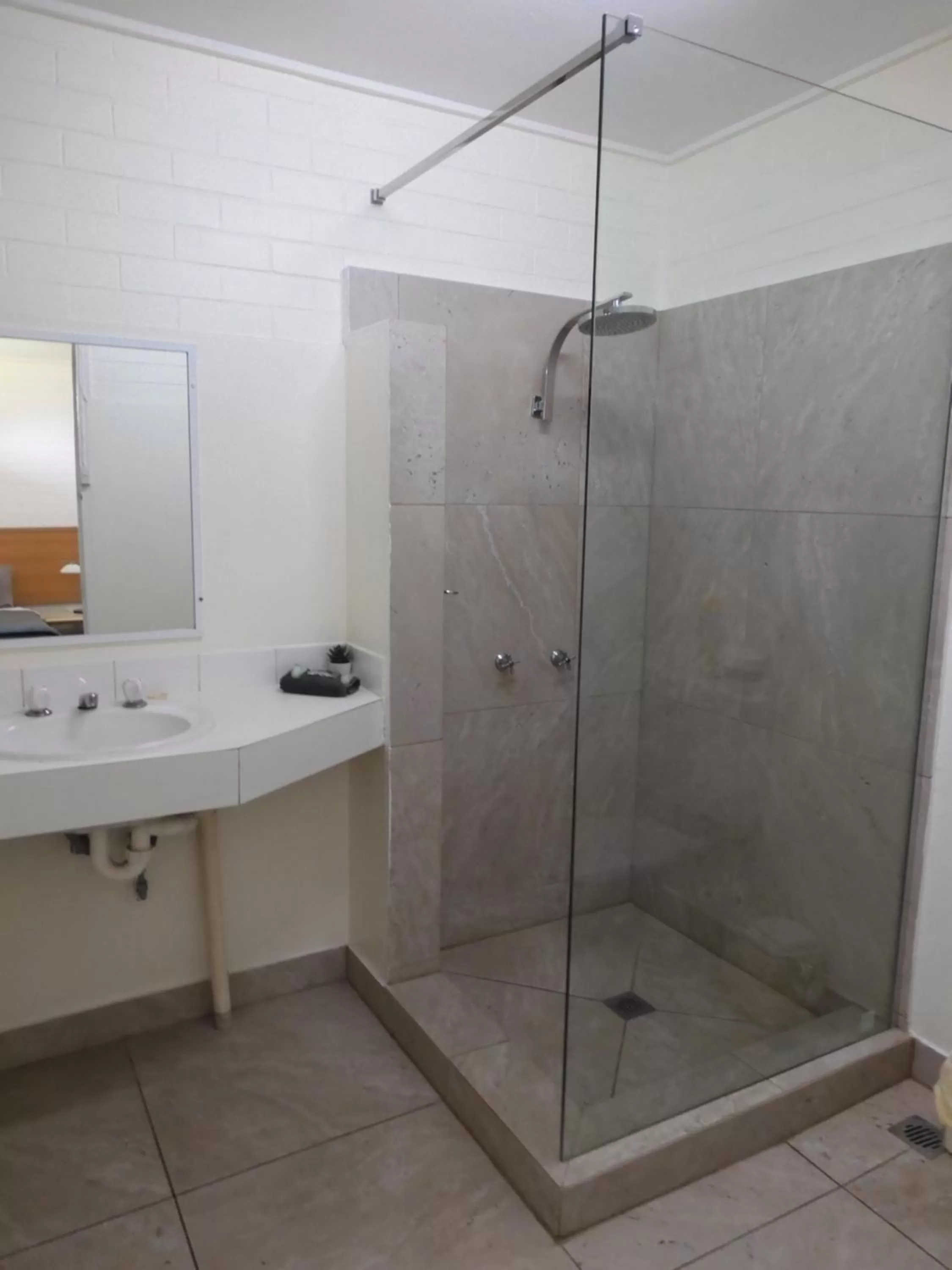 Bathroom in Dalby Parkview Motel