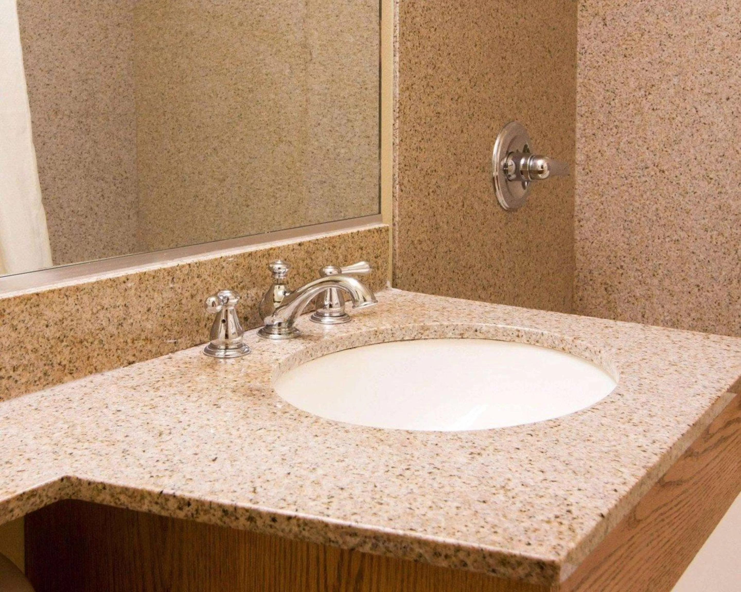 Bathroom in Econo Lodge Portland Downtown