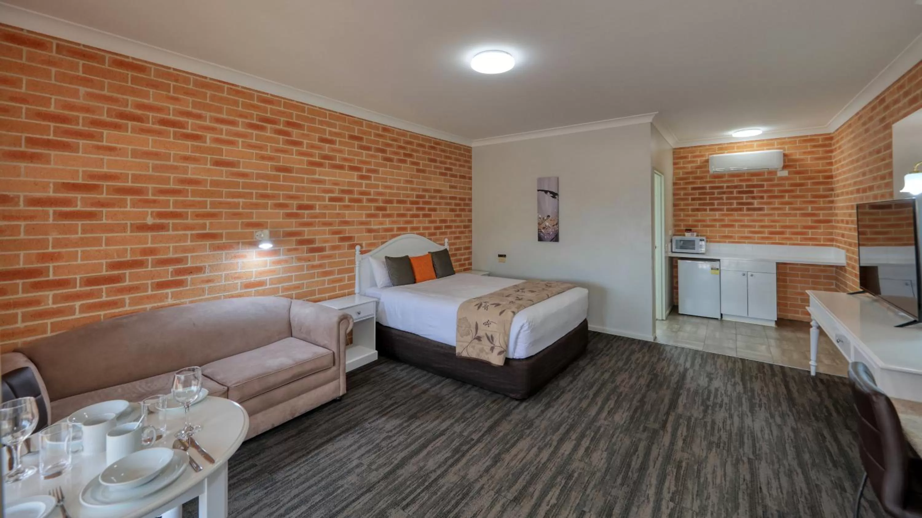 Photo of the whole room, Bed in Country Gardens Motor Inn