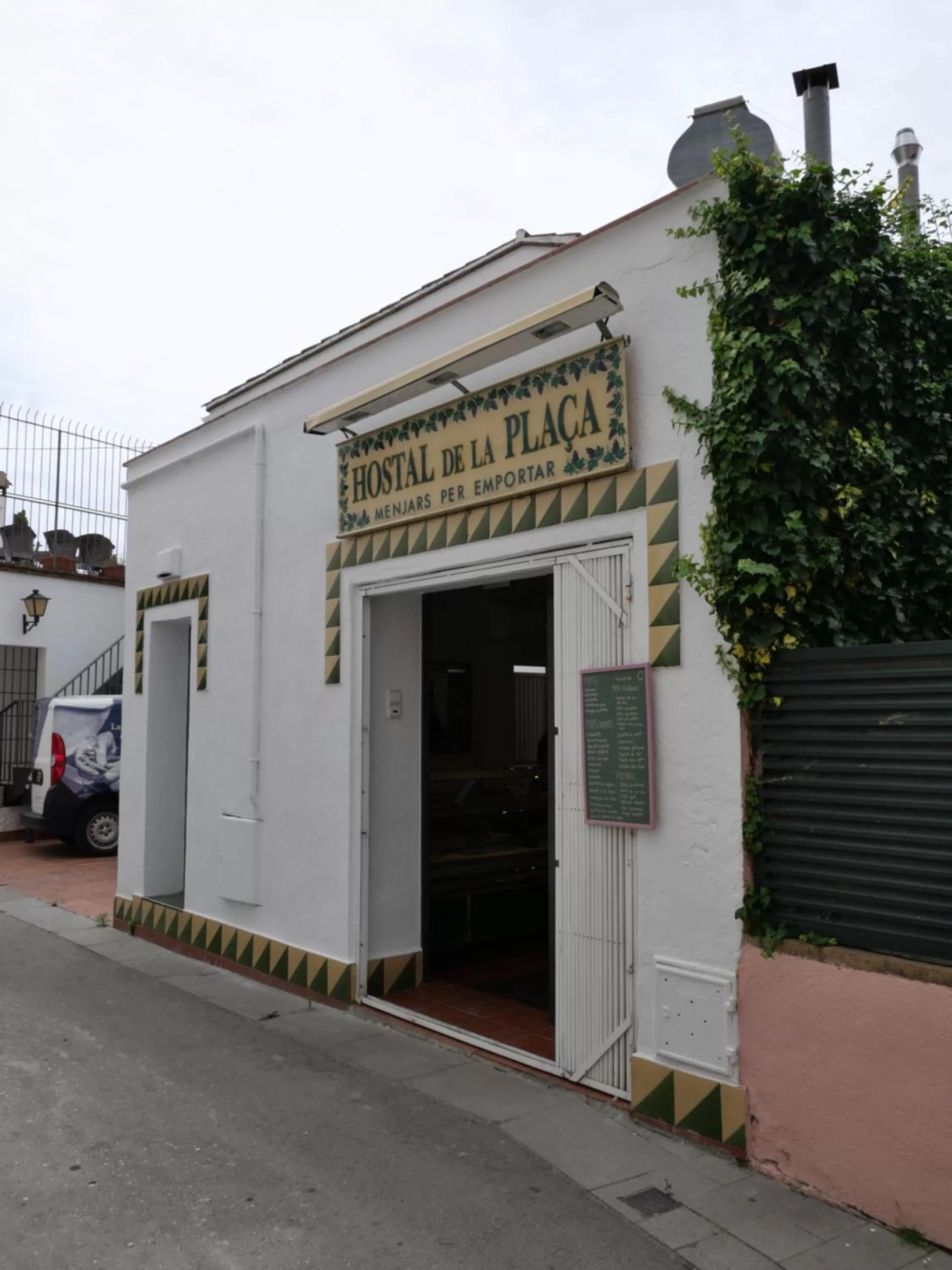 Property building in Hostal de la Plaça - Hotel Boutique
