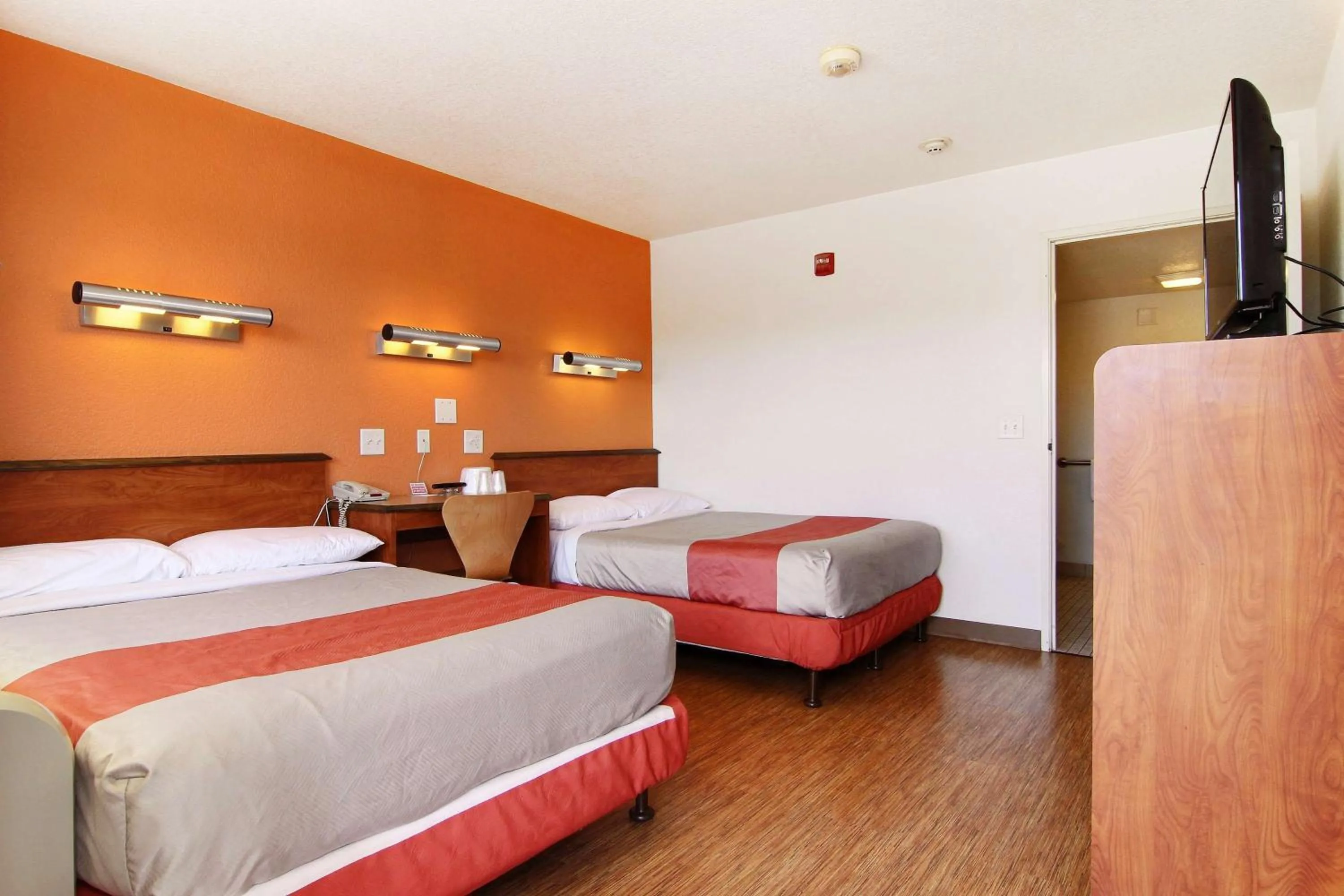 TV and multimedia, Bed in Motel 6-San Angelo, TX