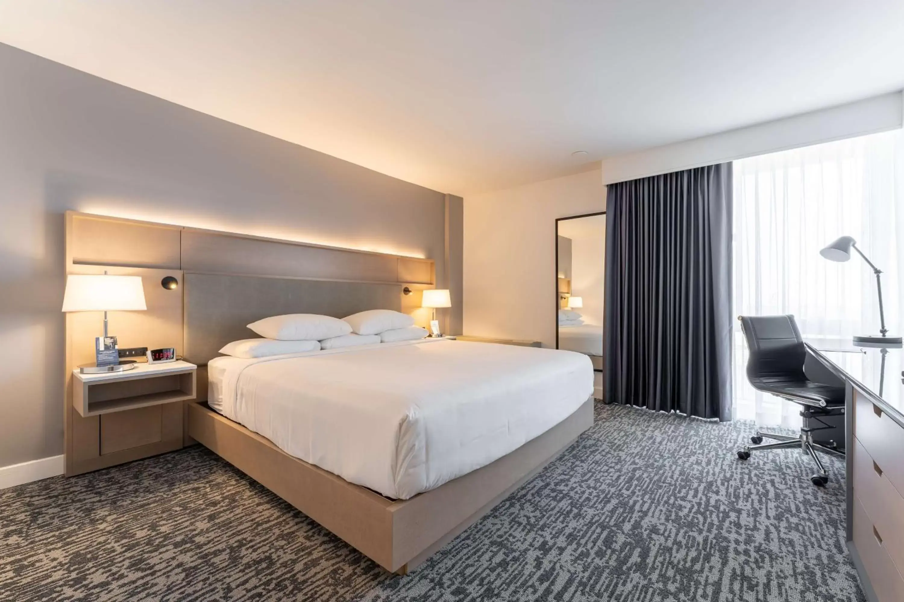 King Room - Non-Smoking in Radisson Hotel JFK Airport King Room - Non-Smoking in Radisson Hotel JFK Airport