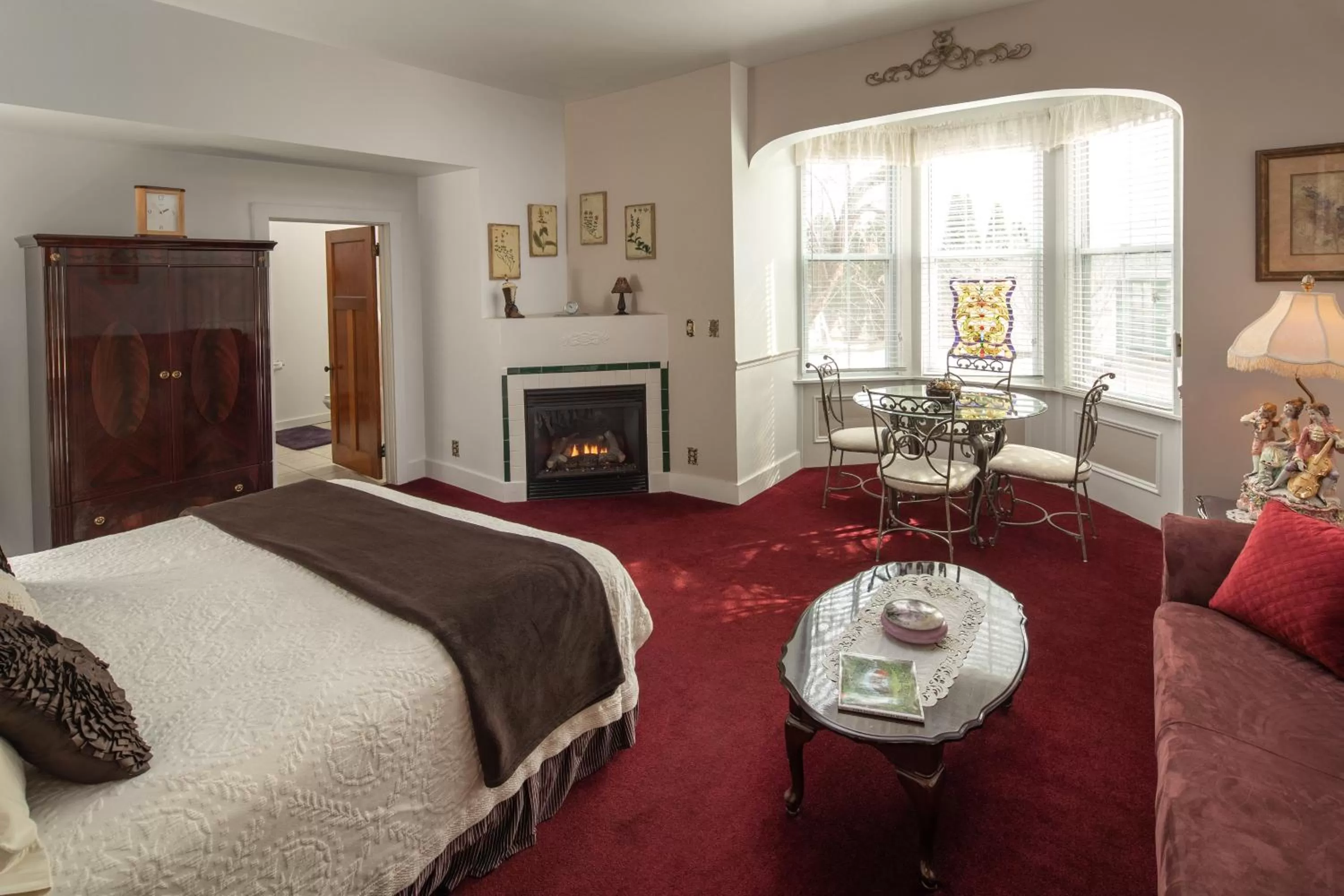 Bed in Cloran Mansion Bed & Breakfast