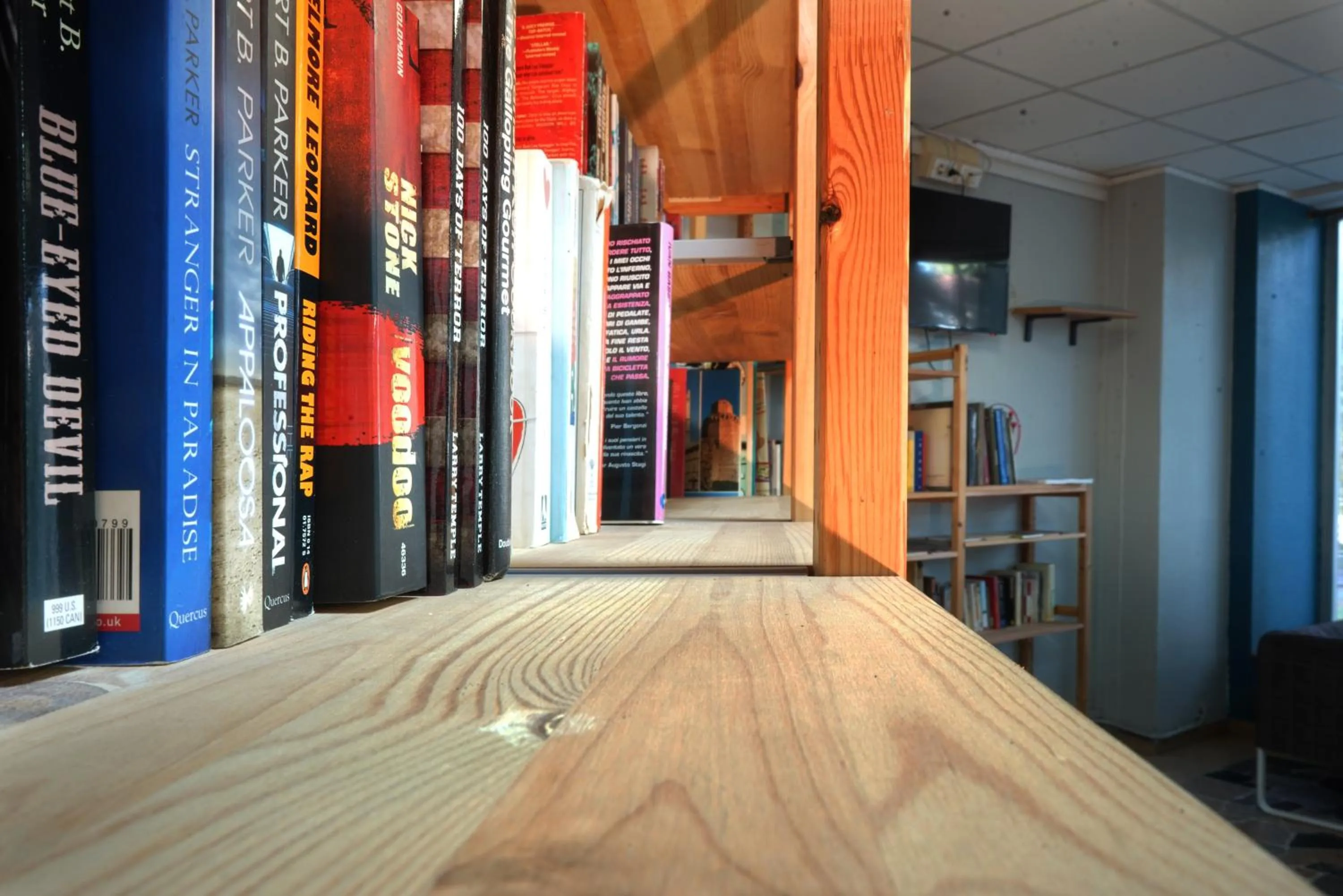 Library in Hi! Ostello Milano