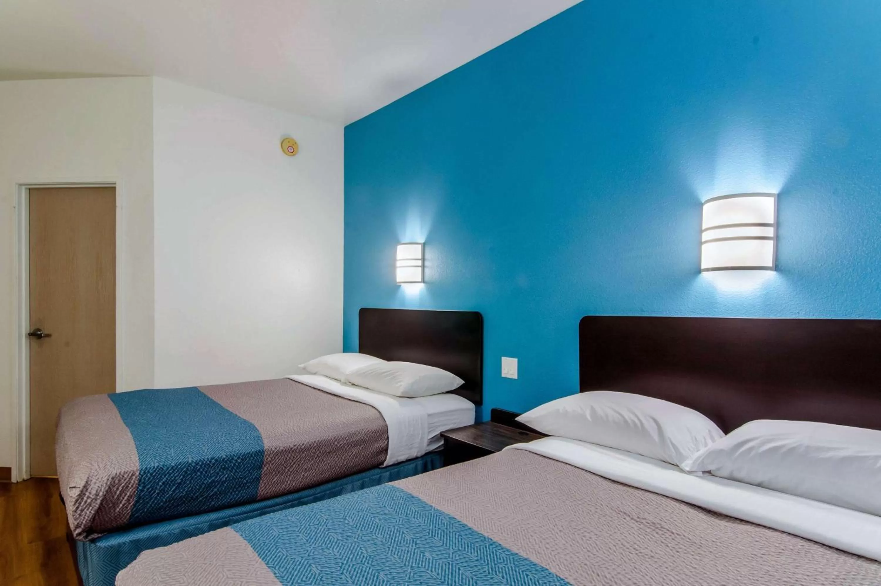 Photo of the whole room, Bed in Motel 6-Wheatland, WY