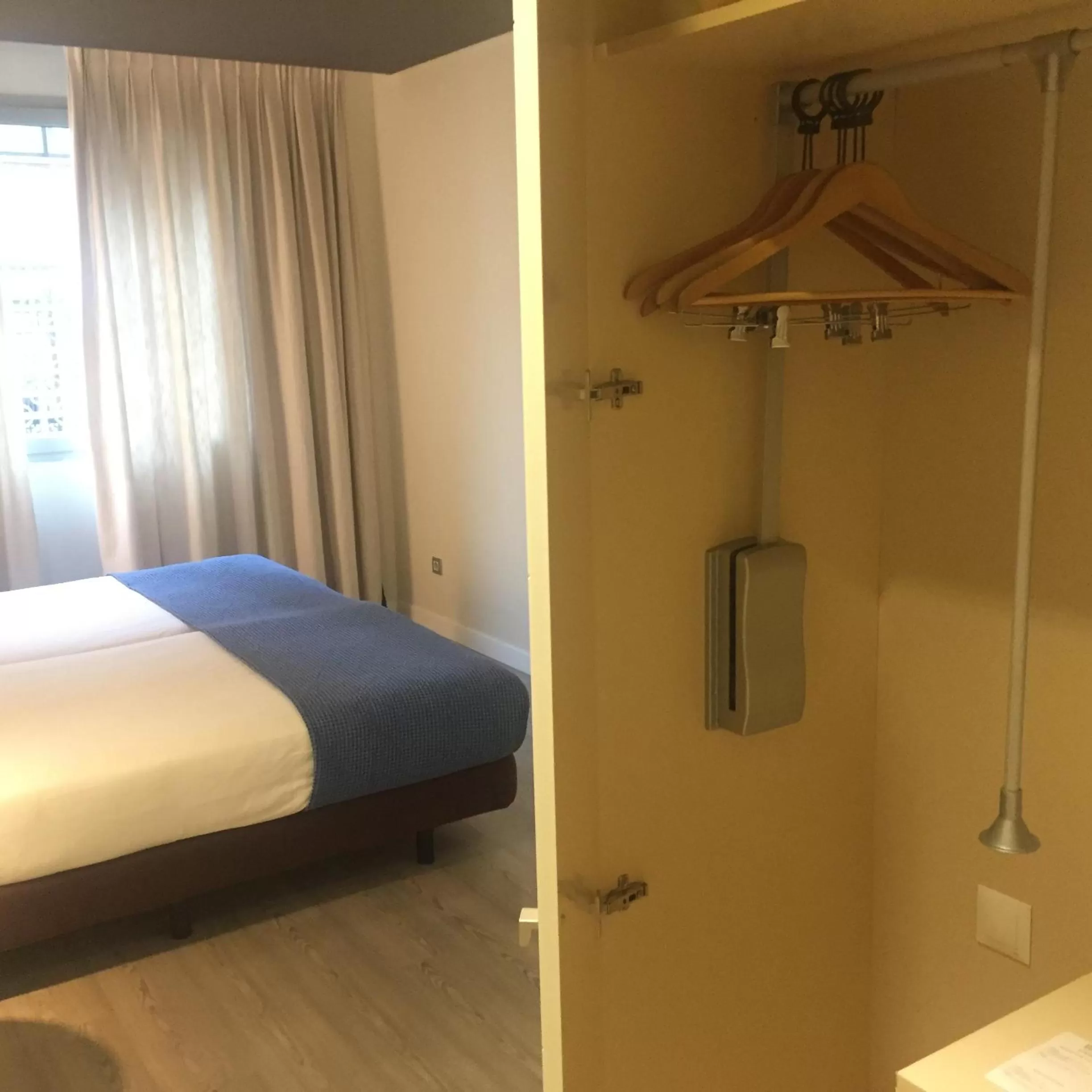 Facility for disabled guests, Bed in Suites Viena Plaza de España