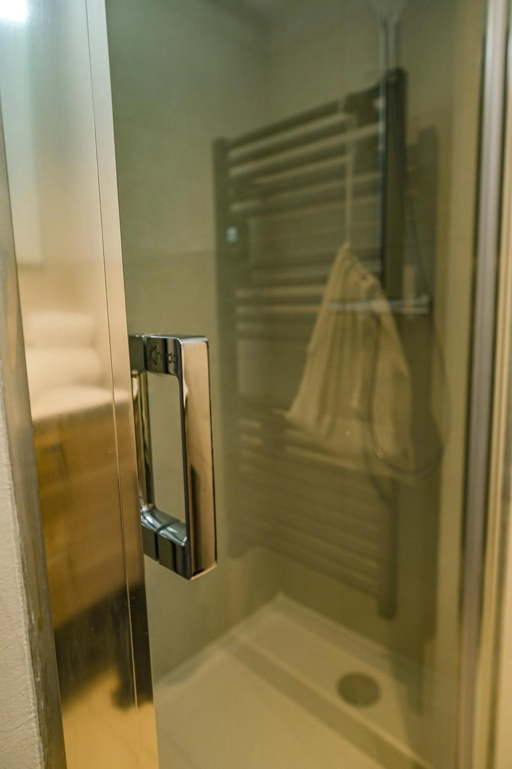 Shower in ibis Styles Bordeaux Lac Bruges