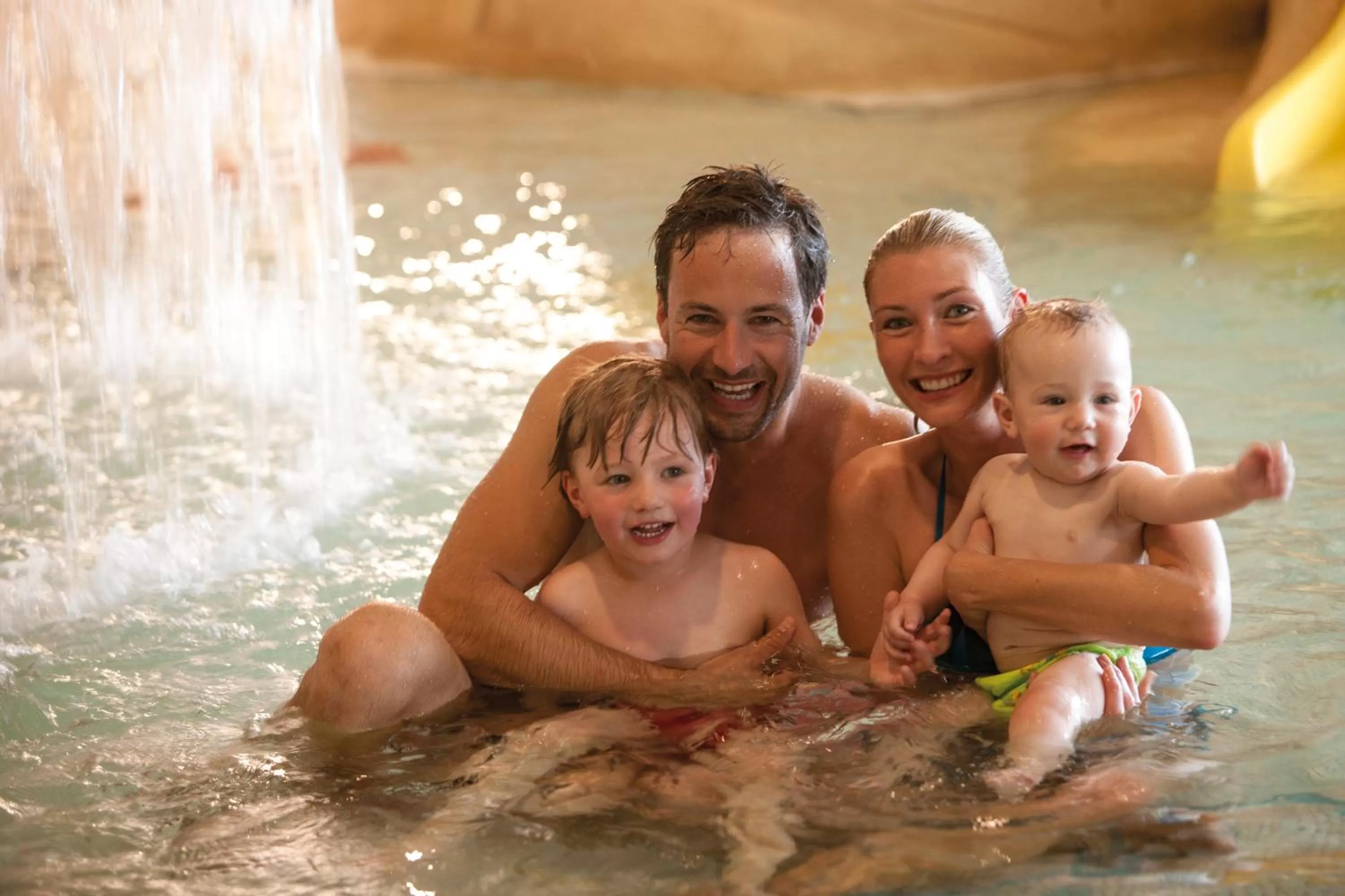 Swimming pool, Family in Vital Hotel Frankfurt