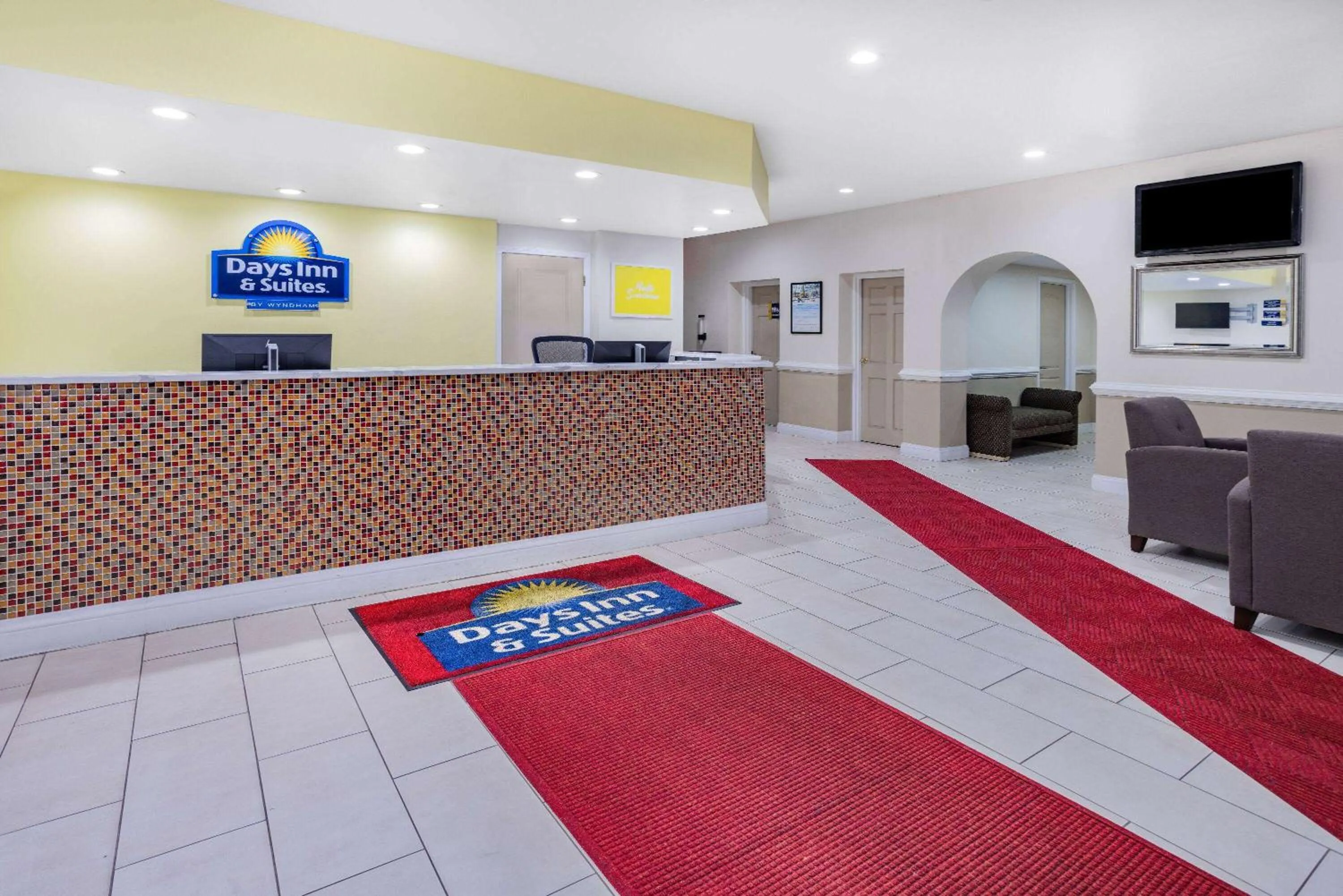 Lobby or reception in Days Inn & Suites by Wyndham Colonial