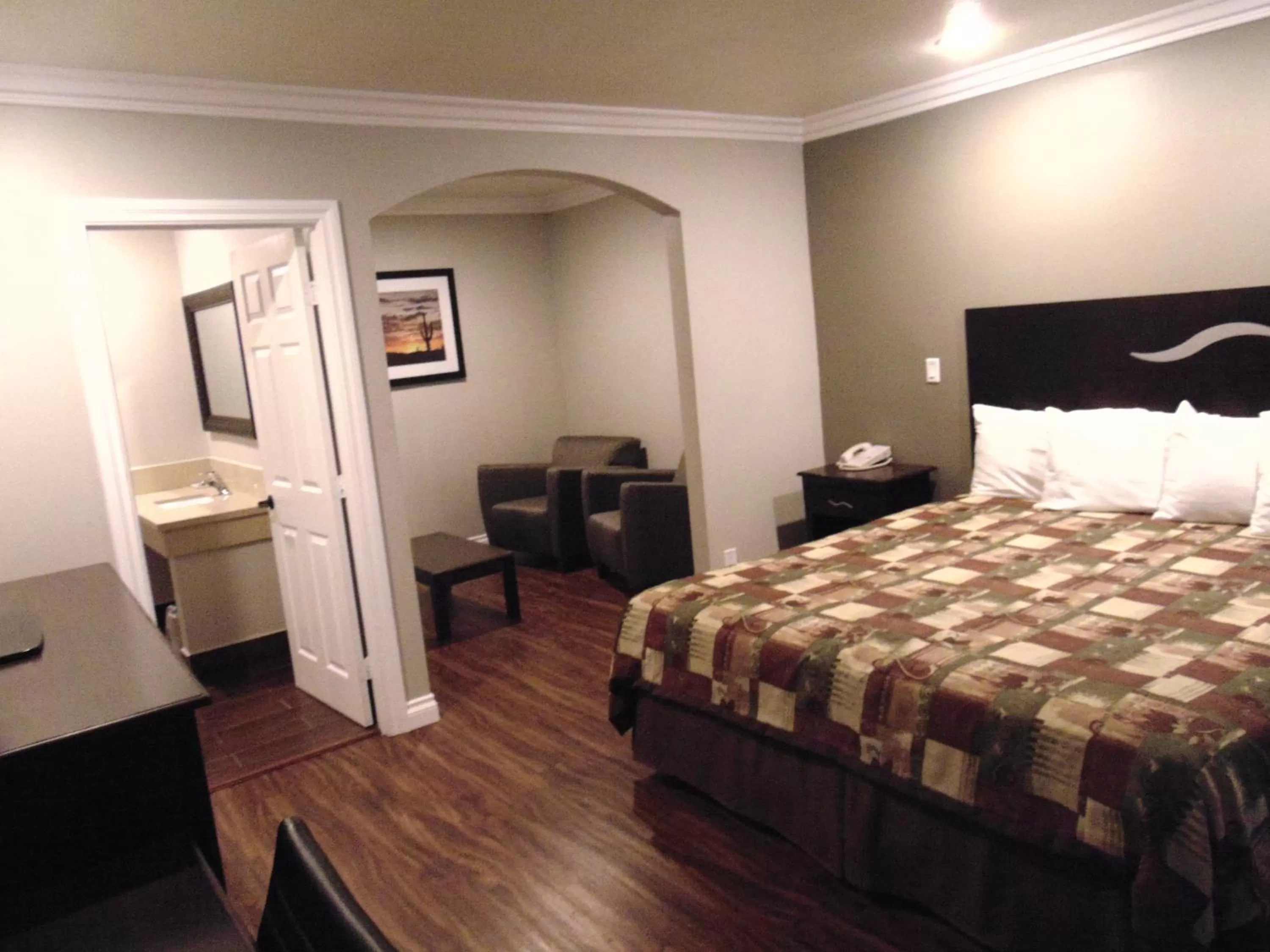 Photo of the whole room, Bed in West Coast Inn Santa Ana