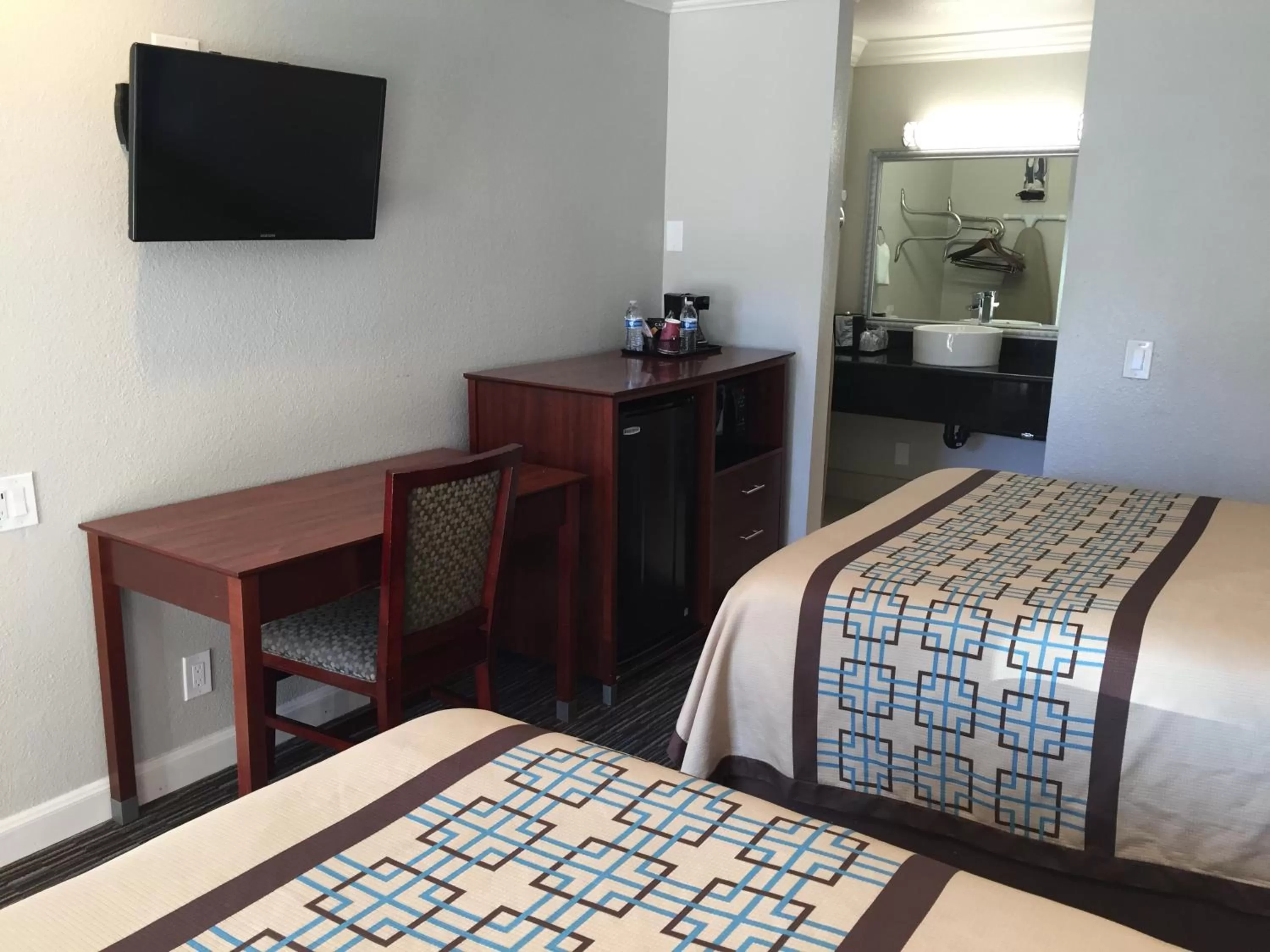 Photo of the whole room, Bed in Continental Lodge