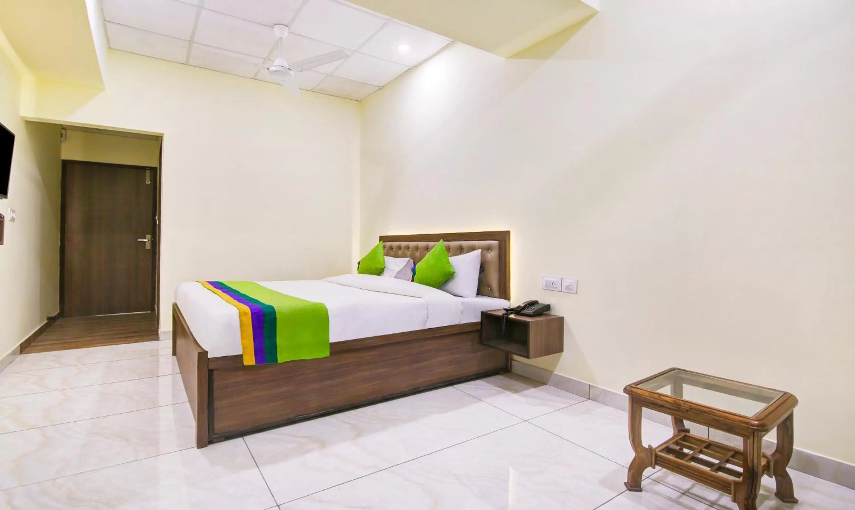 Photo of the whole room, Bed in Itsy by Treebo - Oasis Inn