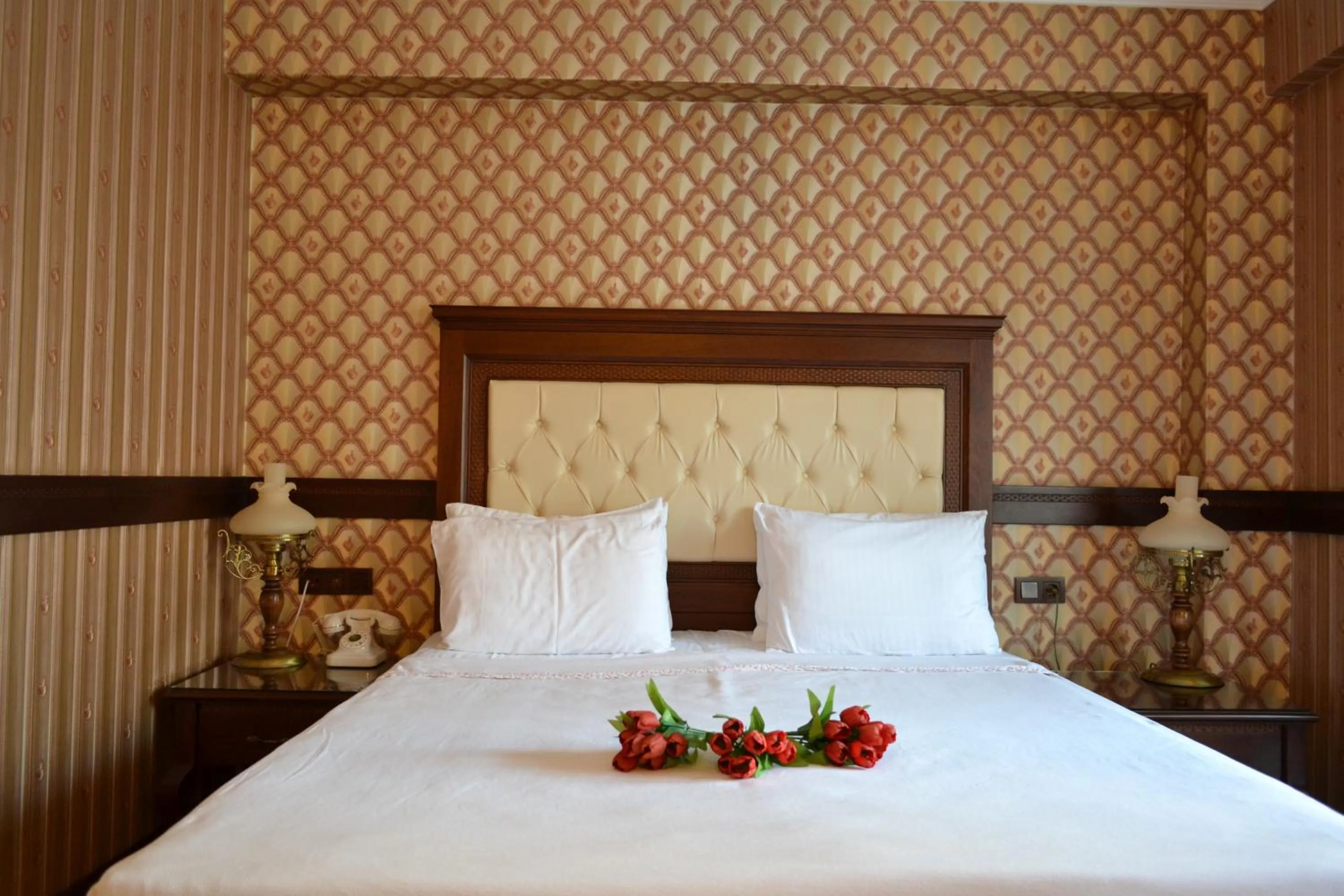 Bedroom, Bed in Divalis Hotel