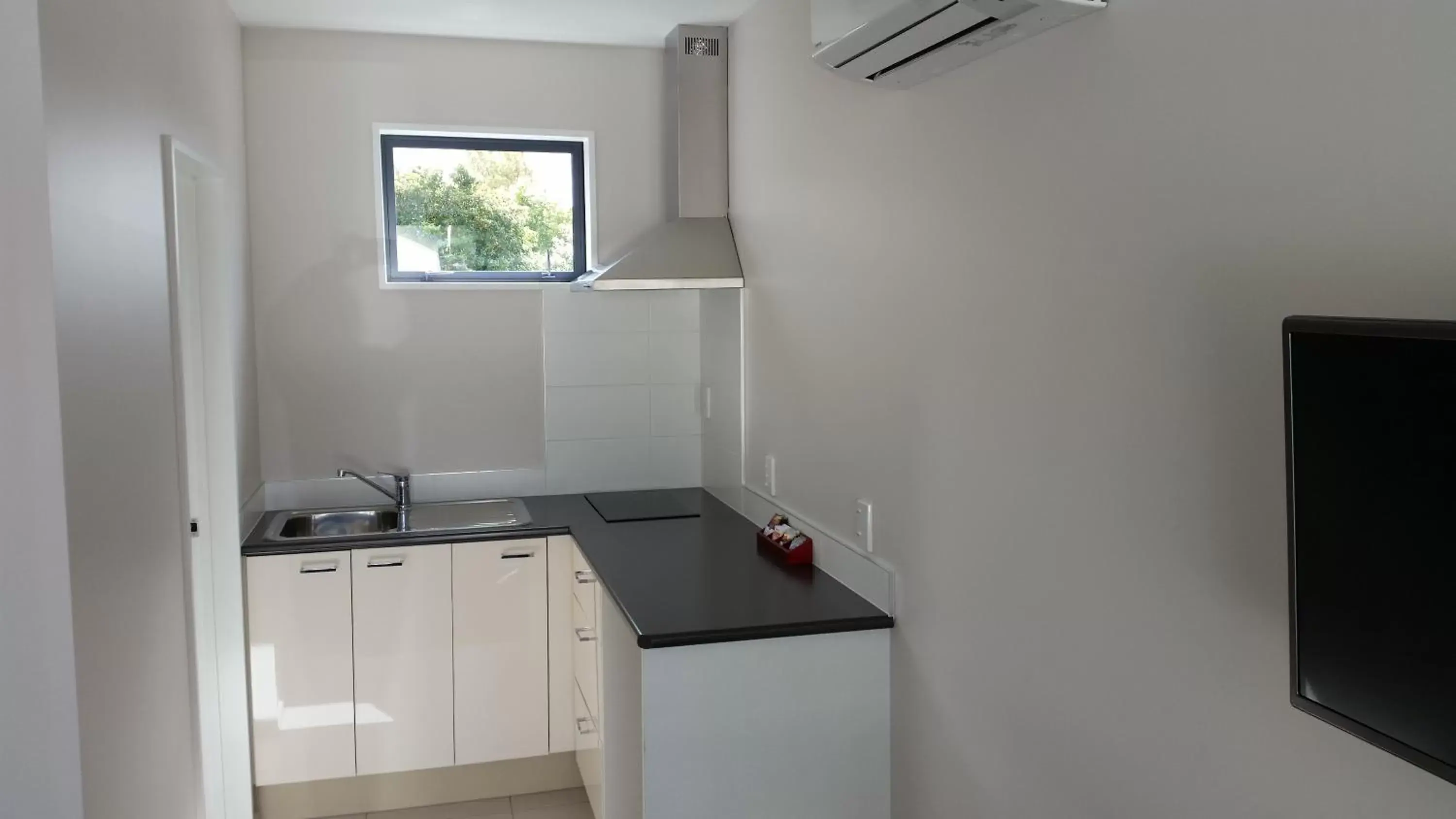 Queen Studio with Bath (2 Adults) in 319 Addington Motel Queen Studio with Bath (2 Adults) in 319 Addington Motel