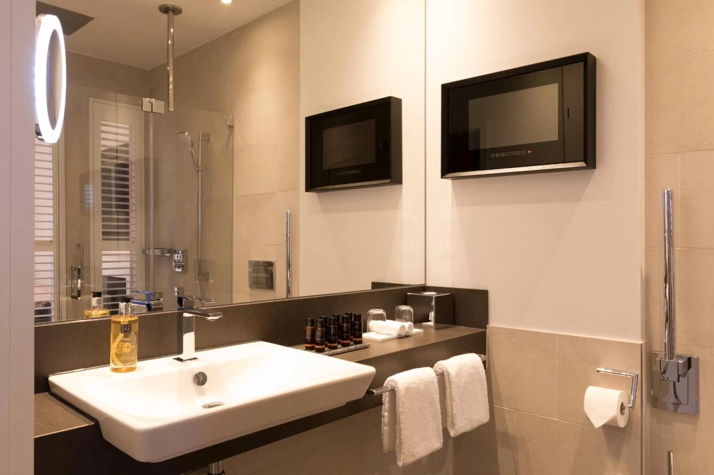 Bathroom in Hotel Brunnenhaus Schloss Landau