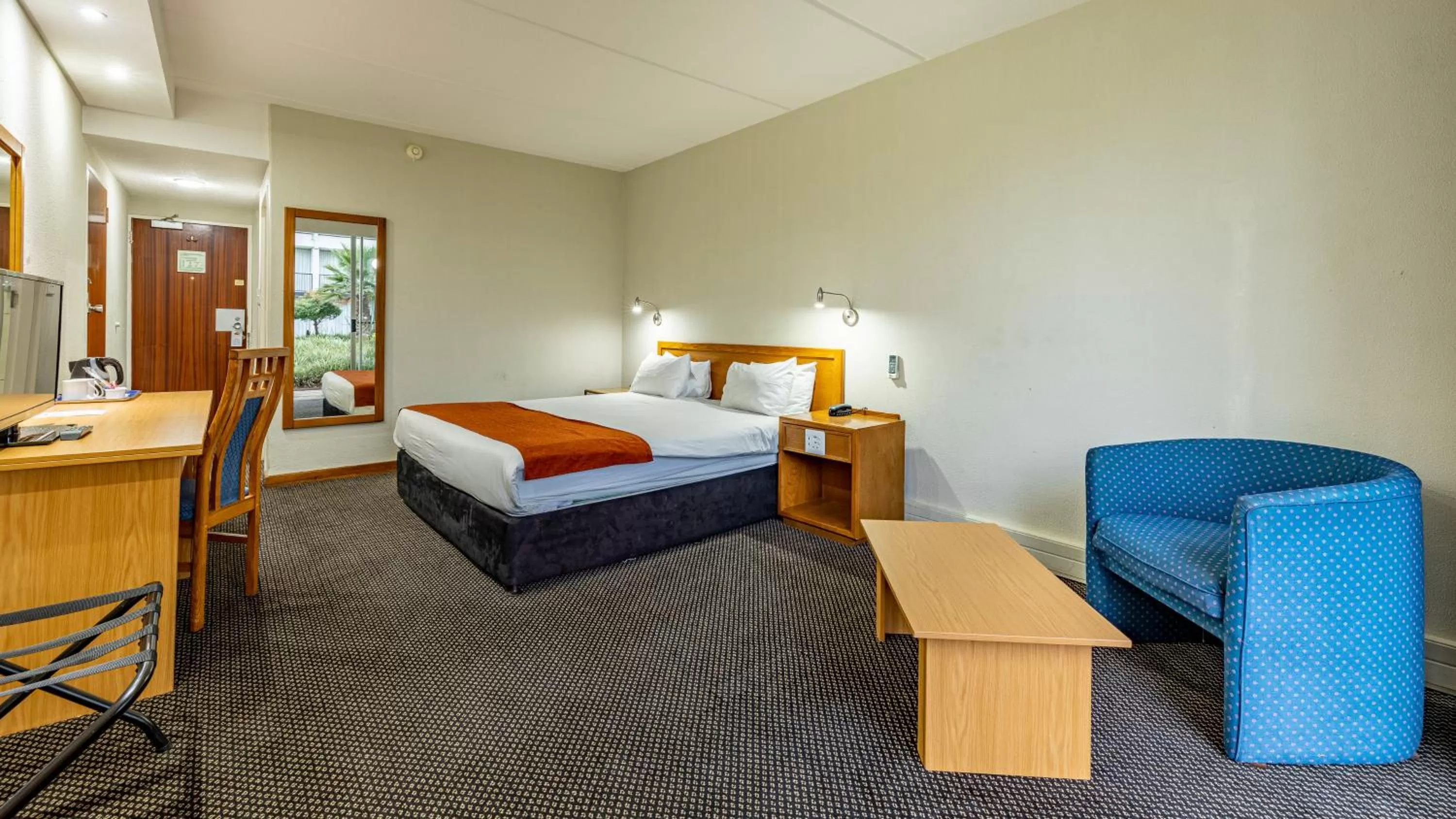 Bedroom, Bed in African Sky Newcastle Inn