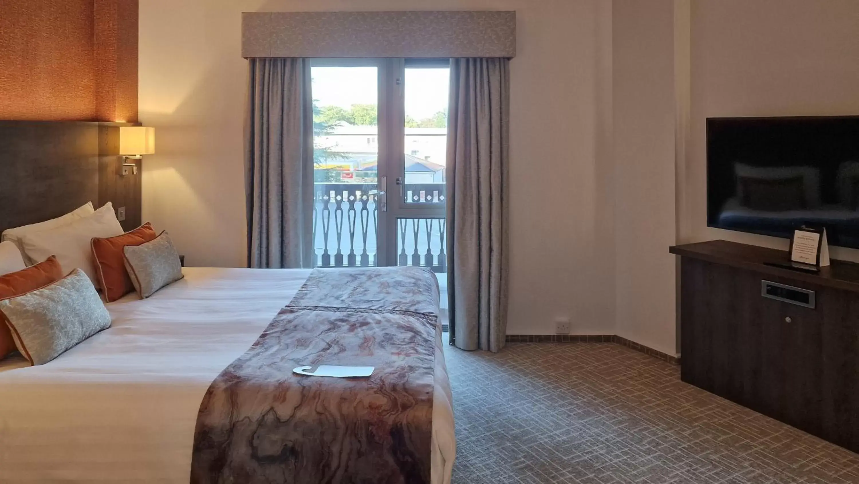 Deluxe Double Room with Extra Bed in Coppid Beech Deluxe Double Room with Extra Bed in Coppid Beech