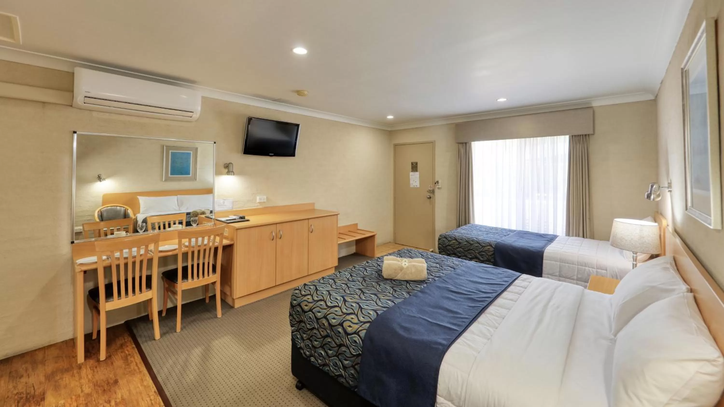 air conditioner, Bed in Edward Parry Motel and Apartments