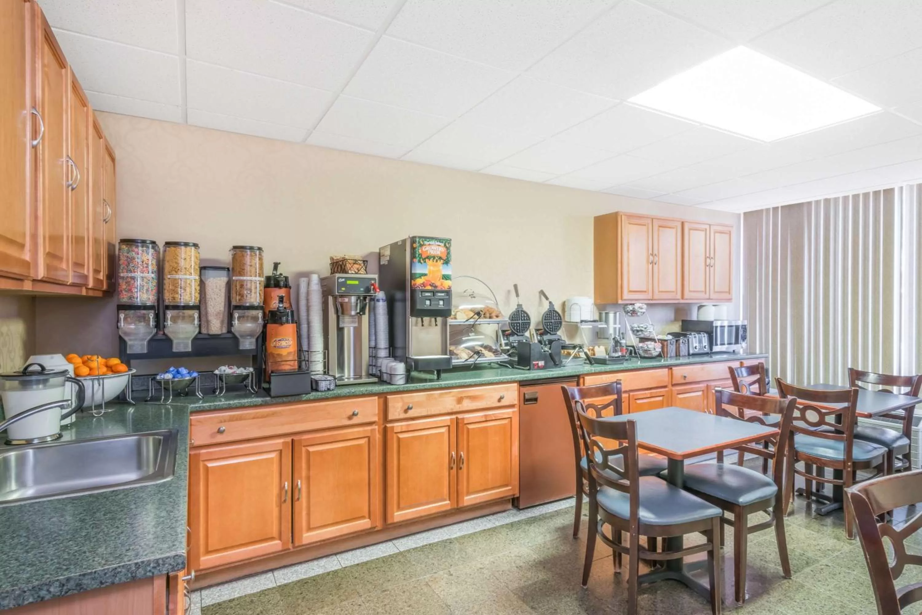 Restaurant/places to eat in Howard Johnson by Wyndham Gillette