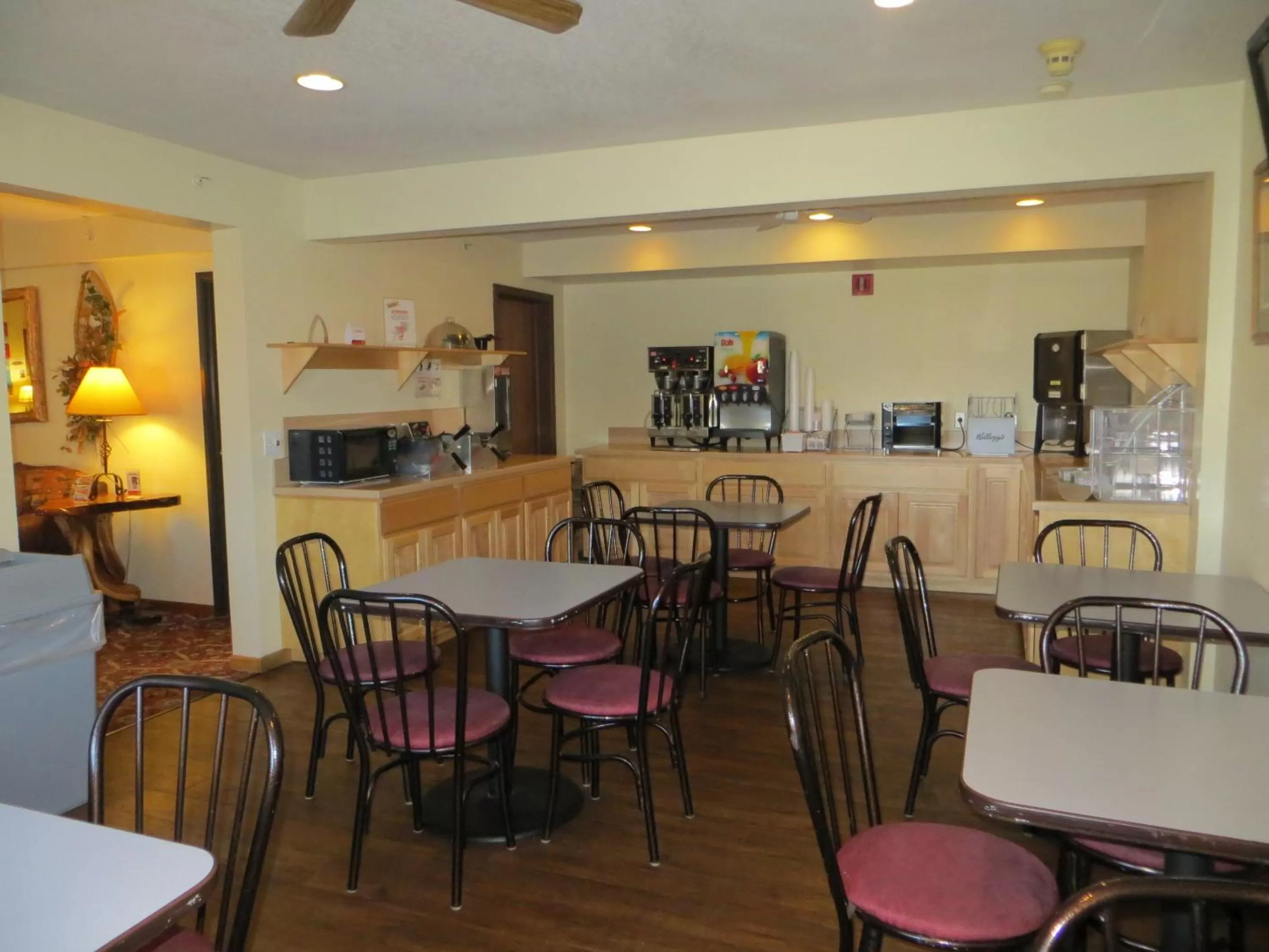 Restaurant/places to eat in Super 8 by Wyndham Bridgeview of Mackinaw City