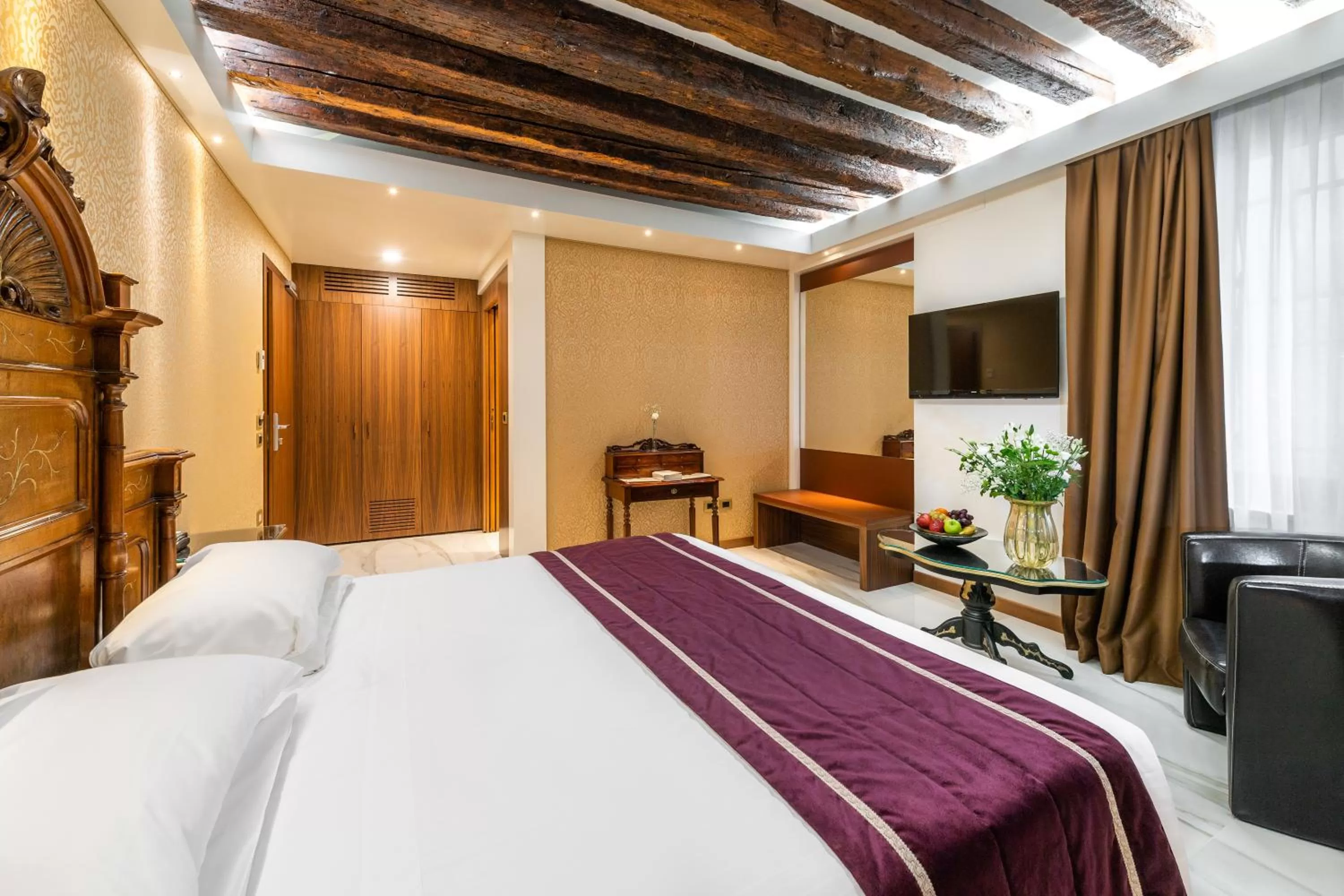 Photo of the whole room, Bed in Palazzo San Lorenzo