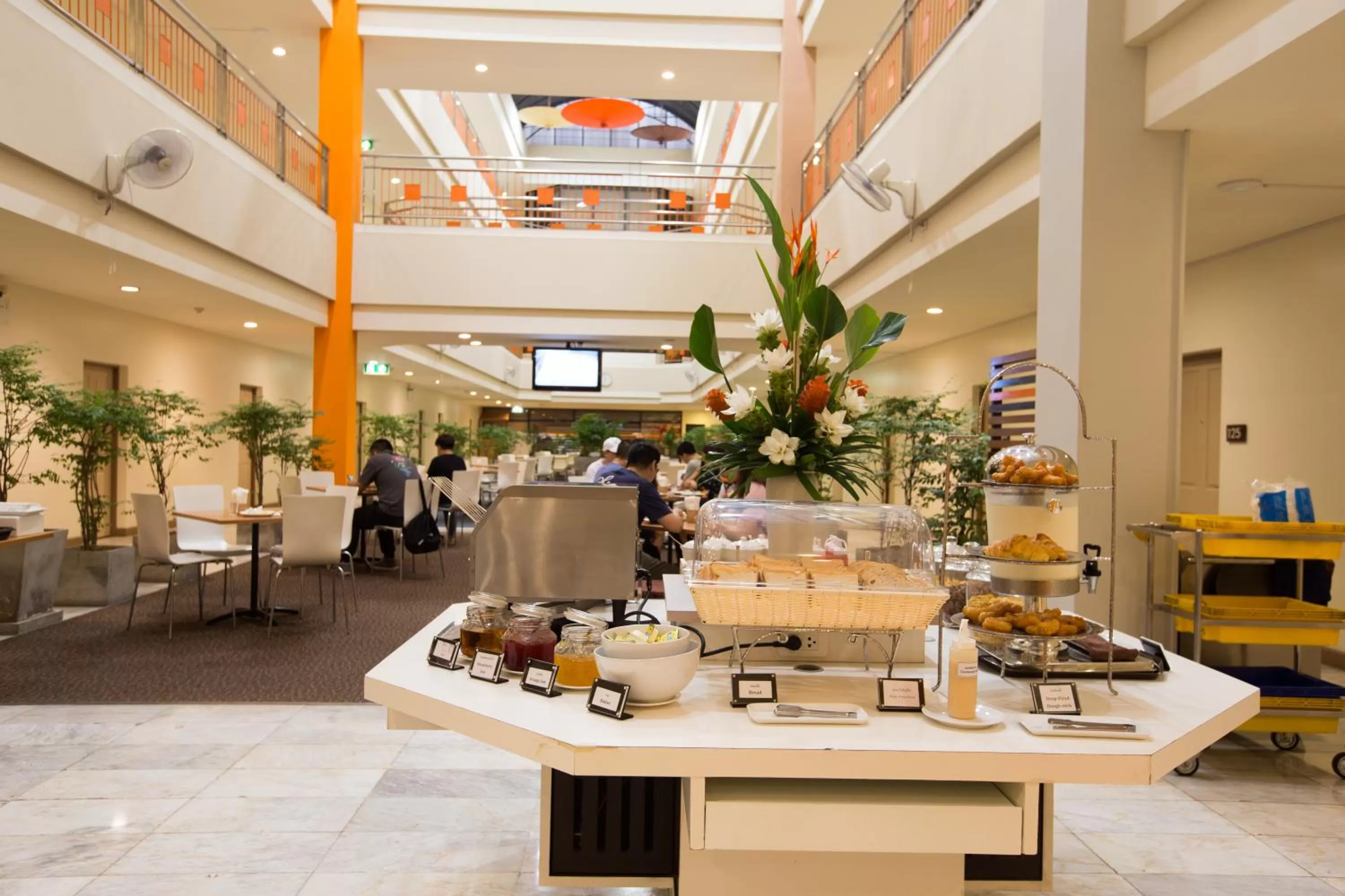 Restaurant/places to eat in Imm Hotel Thaphae Chiang Mai