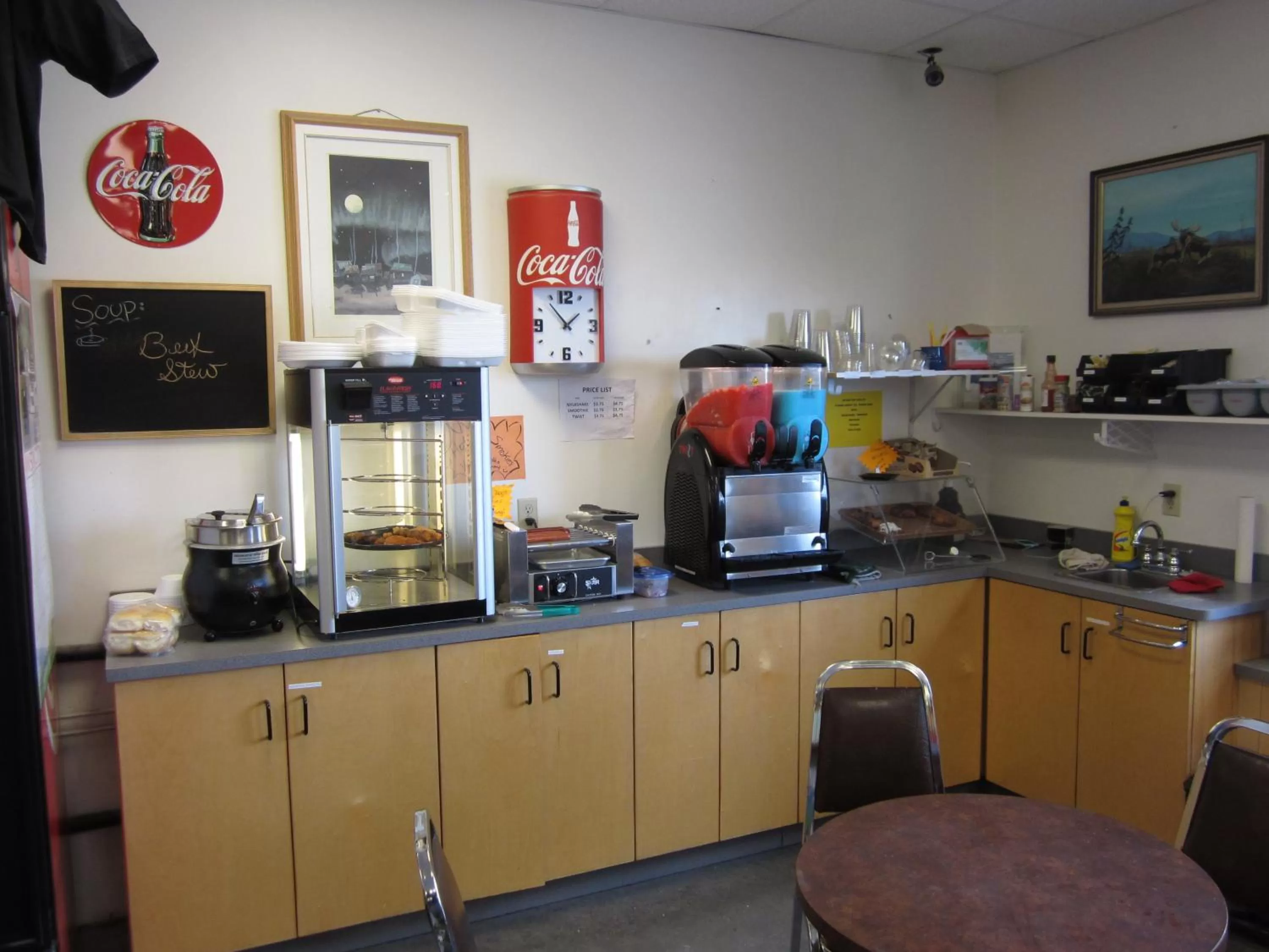 Restaurant/places to eat, Kitchen/Kitchenette in Nisutlin Trading Post Motel