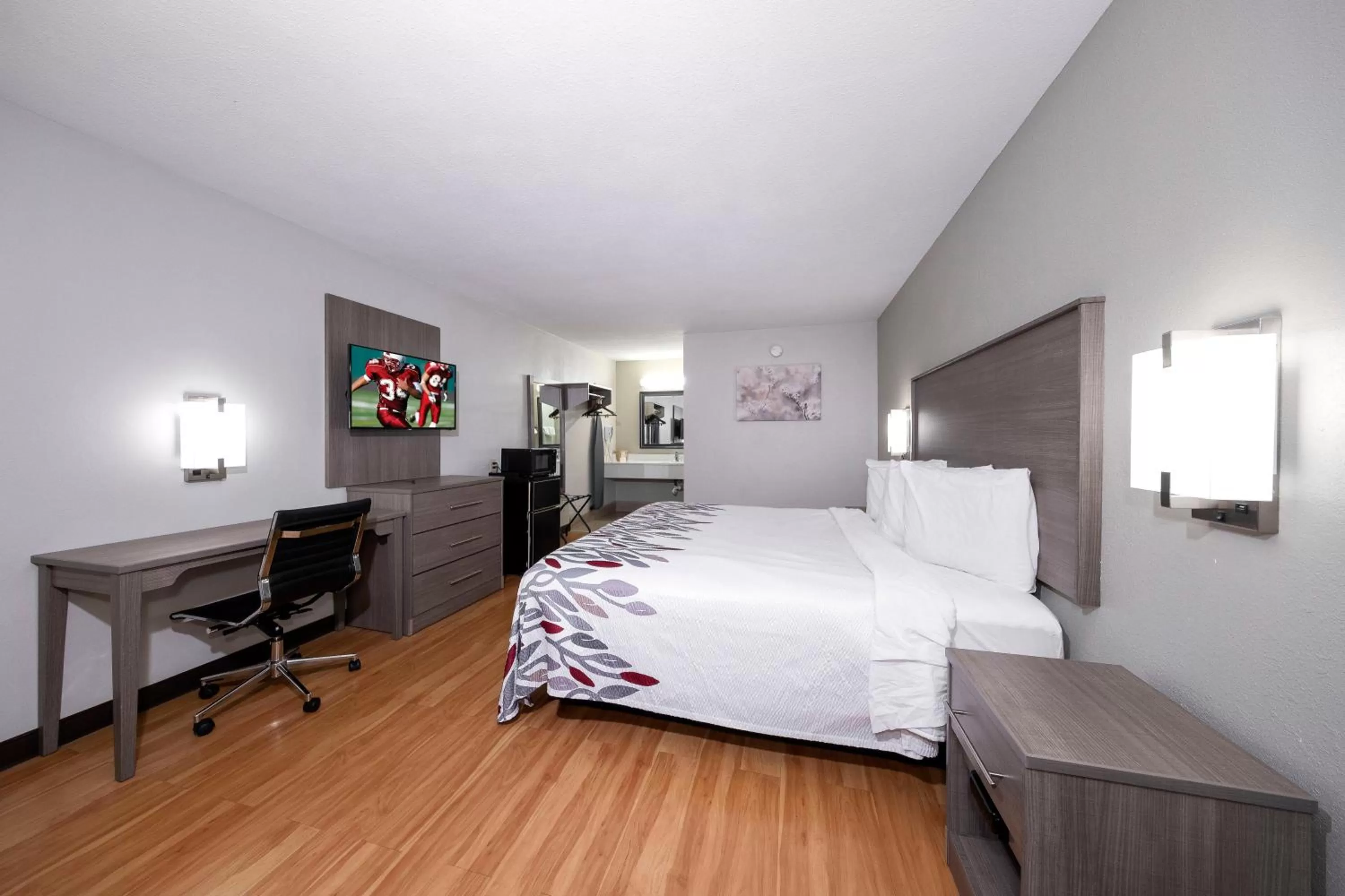 Photo of the whole room, Bed in Red Roof Inn Bay Minette