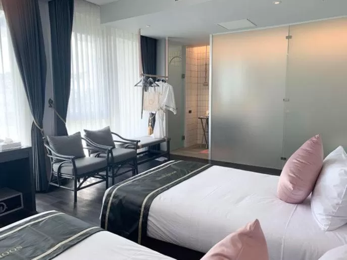 Seating area, Bed in SOOKNIRUND HOTEL