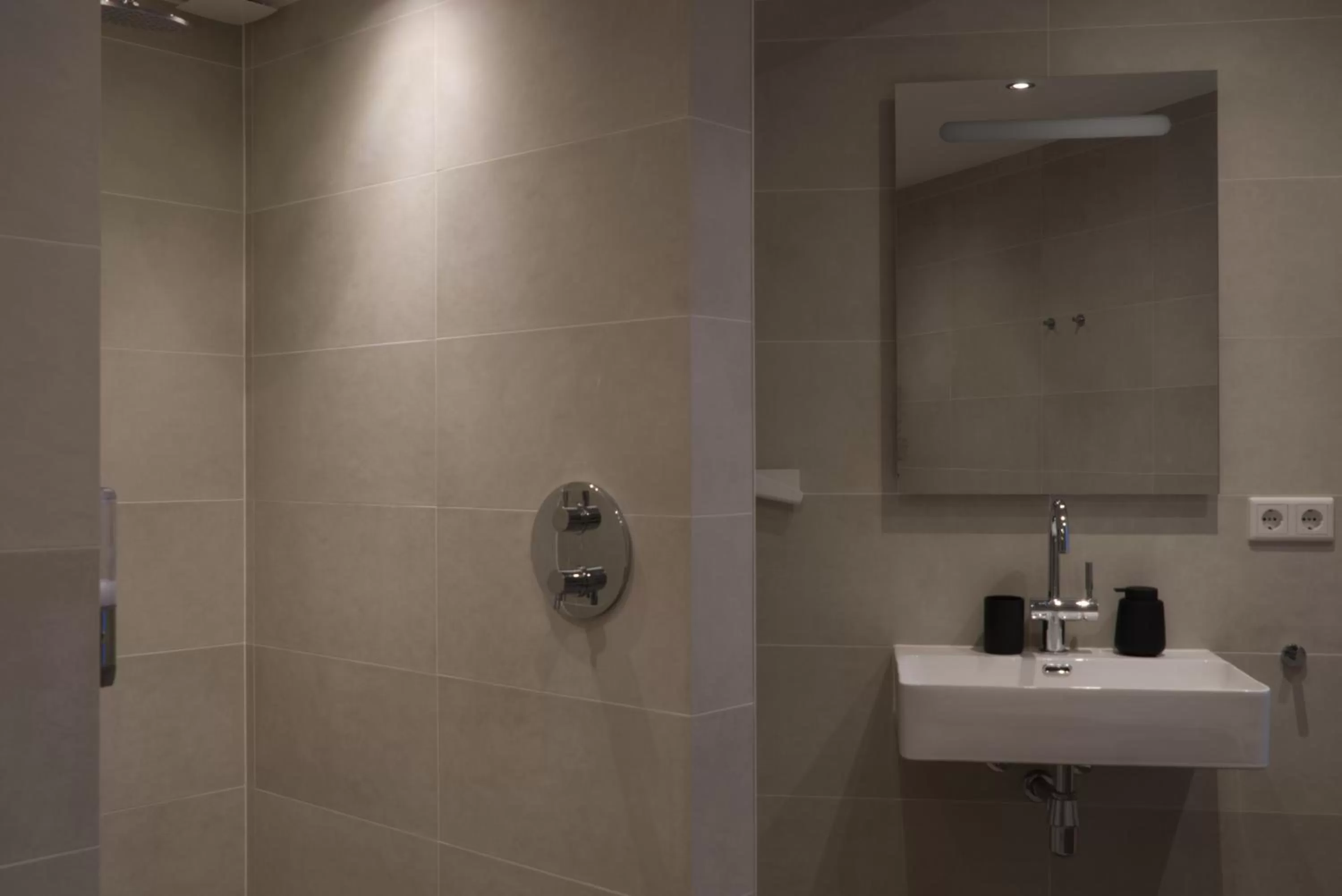 Shower, Bathroom in Bed and Breakfast Hans en Gridje