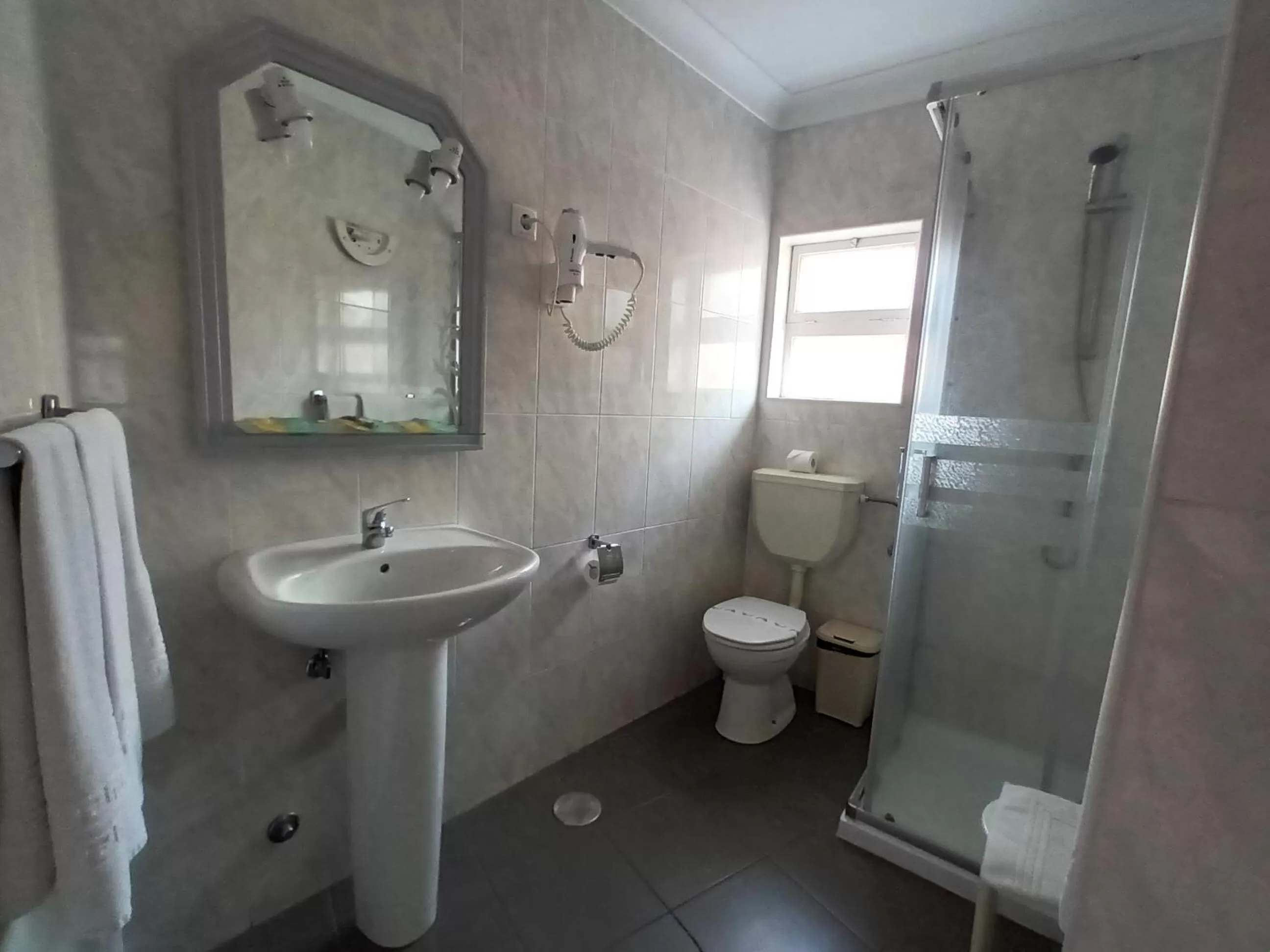 Bathroom in Hotel Branco I