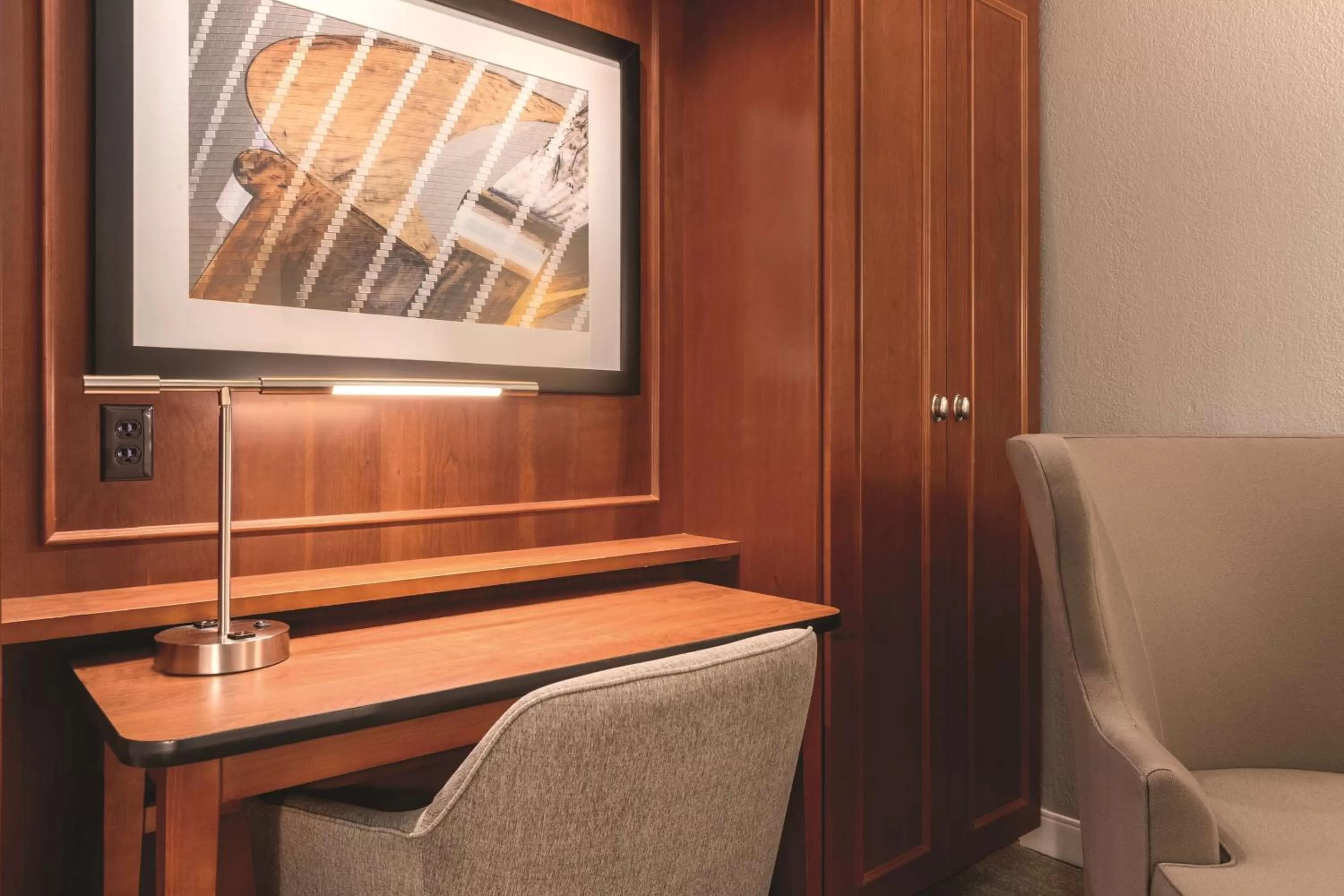 Bed in Hampton Inn Des Moines-Airport