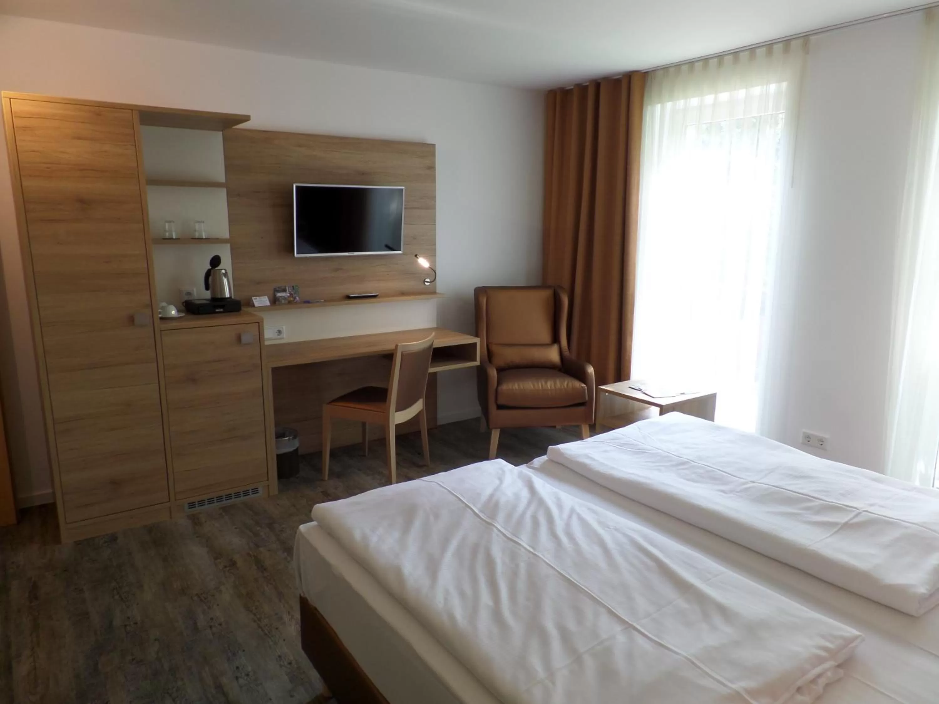 Photo of the whole room, TV/Entertainment Center in C-YOU Hotel Chemnitz