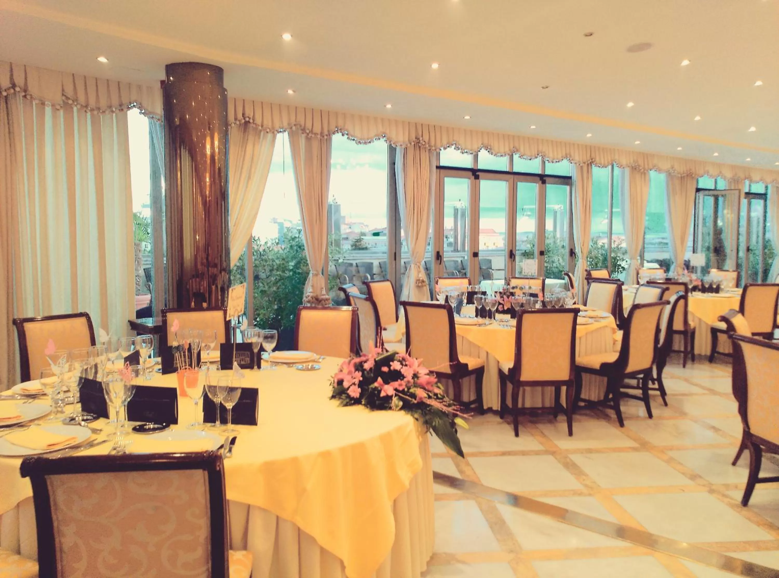 Restaurant/places to eat in Hotel Alameda Palace