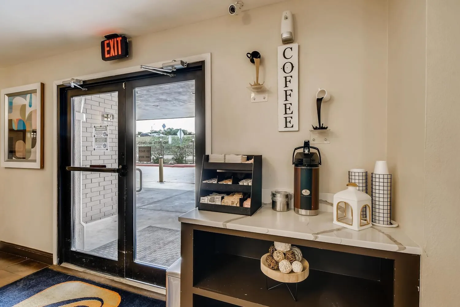 Coffee/tea facilities in Orangewood Inn and Suites Midtown