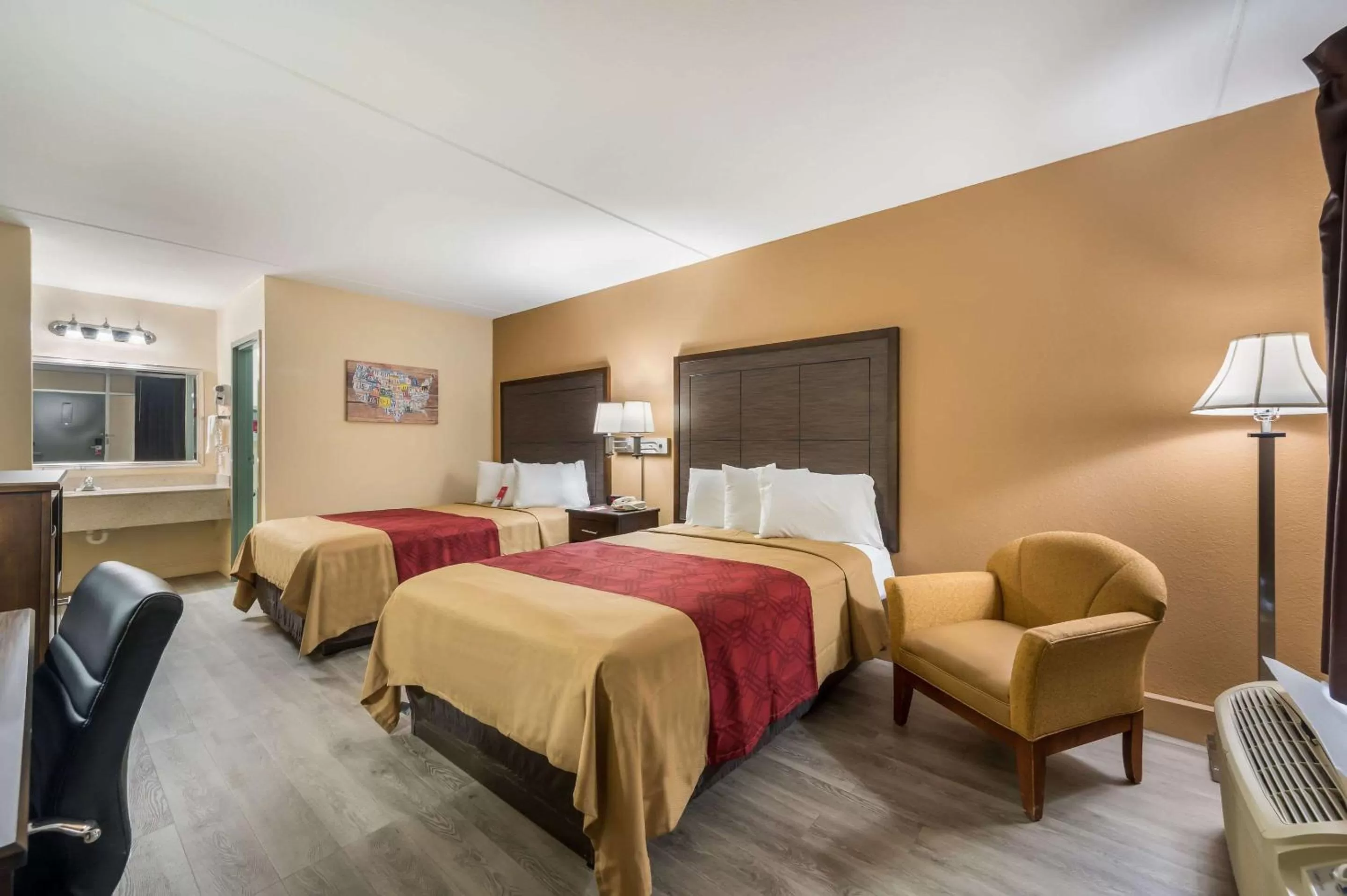 Photo of the whole room, Bed in Econo Lodge Cullman South