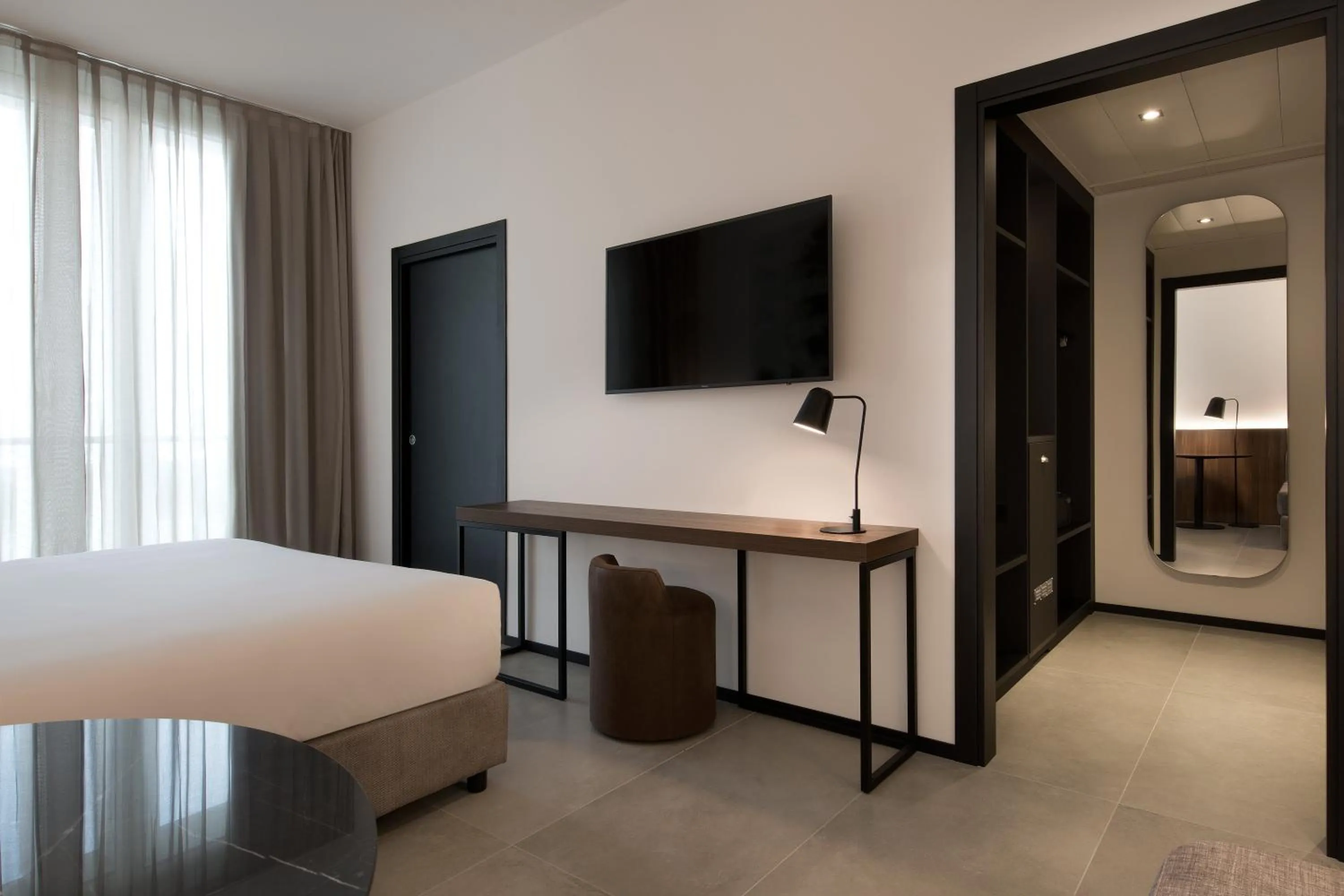 Seating area, Bed in J Hotel