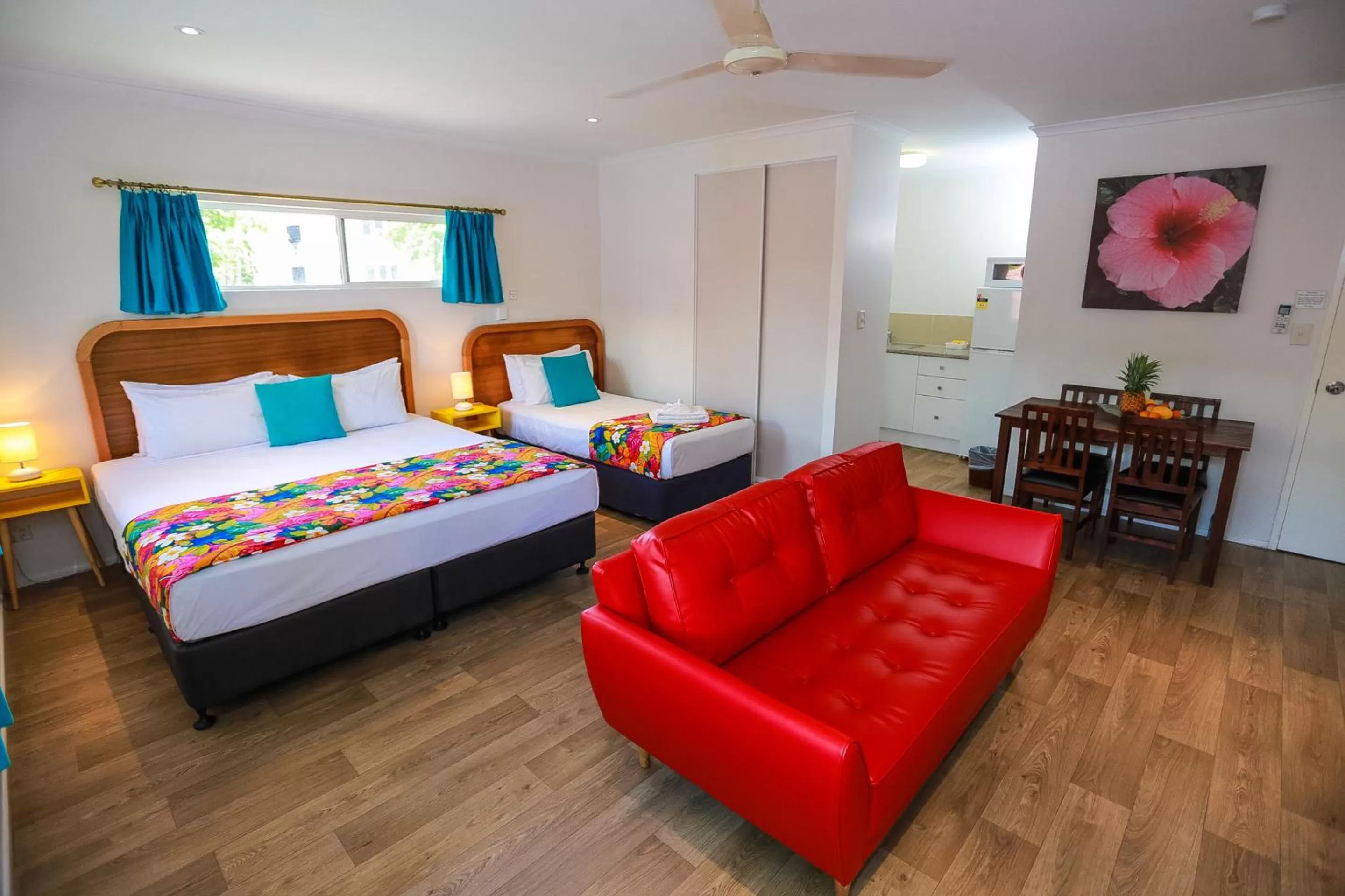 Photo of the whole room, Bed in Port Douglas Motel