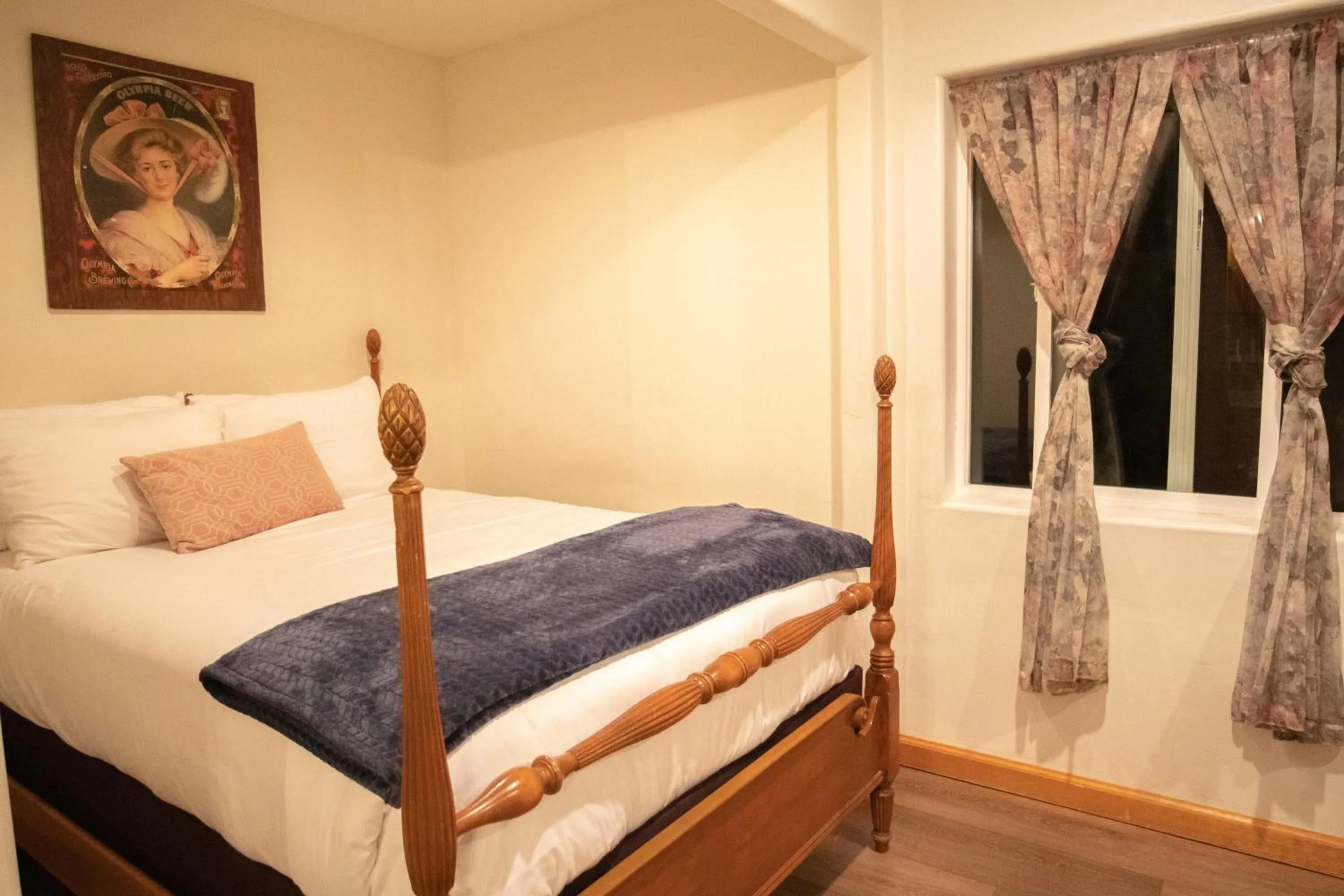 Bedroom, Bed in Tucker Peak Lodge