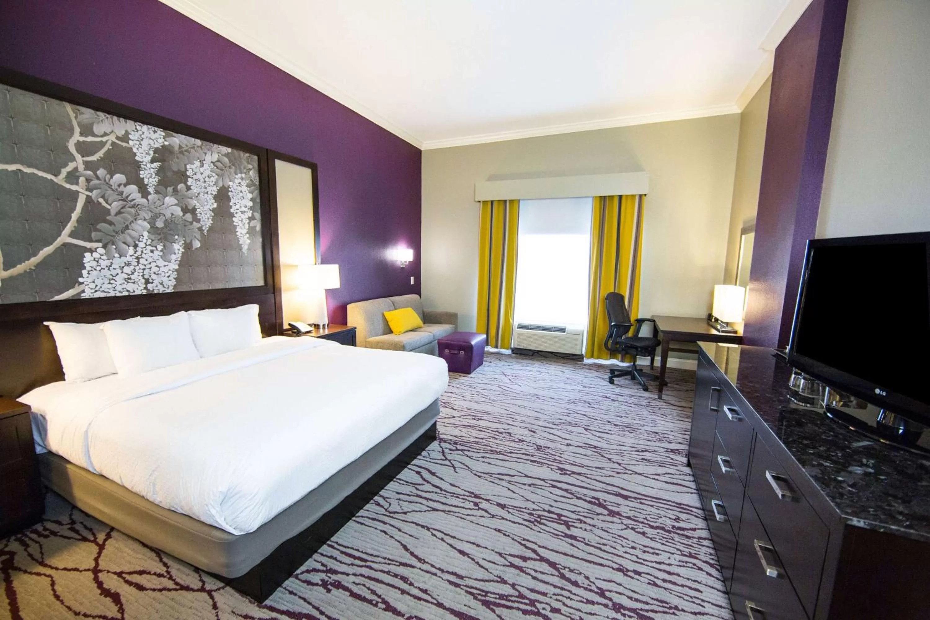 Living room, Bed in DoubleTree by Hilton Historic Savannah