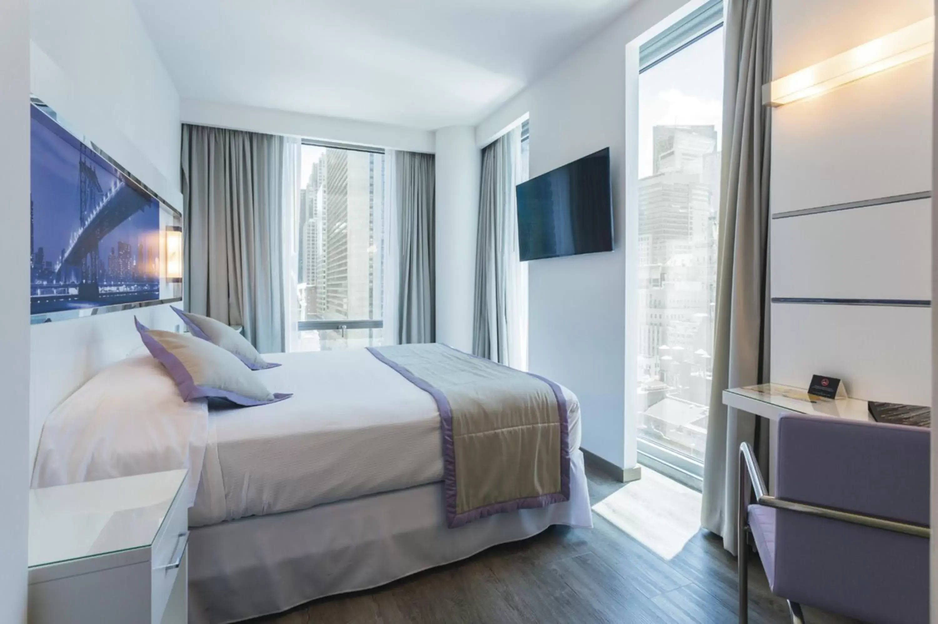 Deluxe Superior King with views in Riu Plaza New York Times Square Deluxe Superior King with views in Riu Plaza New York Times Square