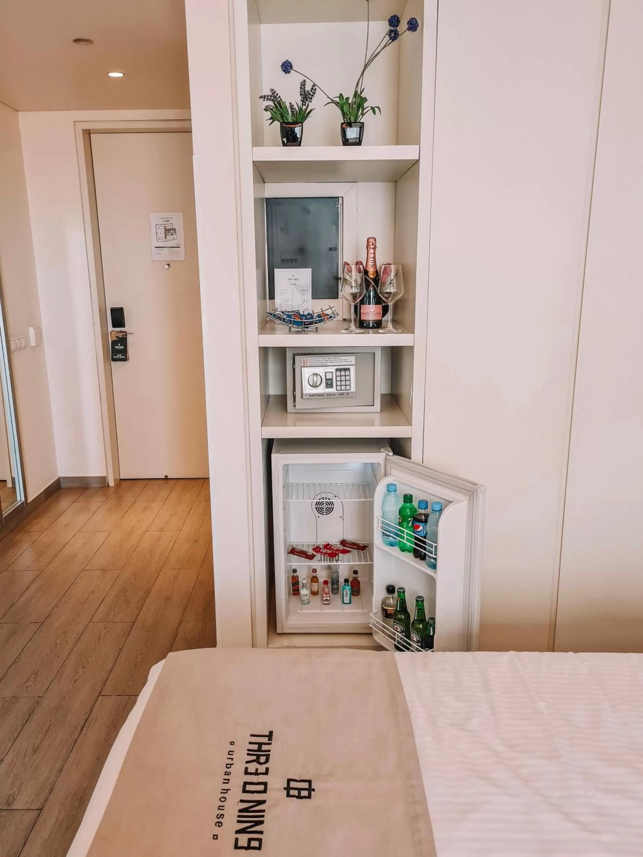 oven, Bed in Three O Nine Hotel