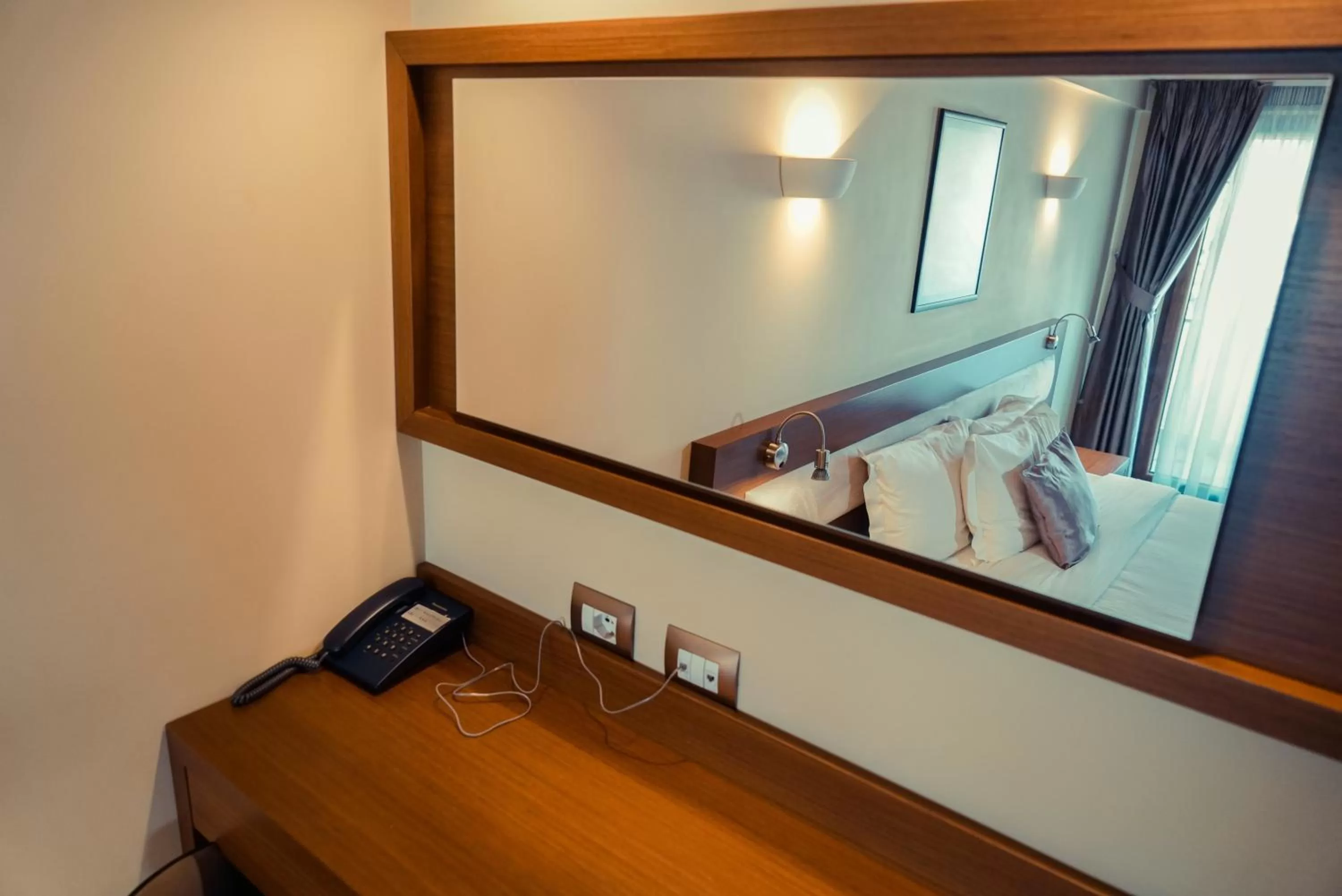 Bed, TV/Entertainment Center in Center Hotel