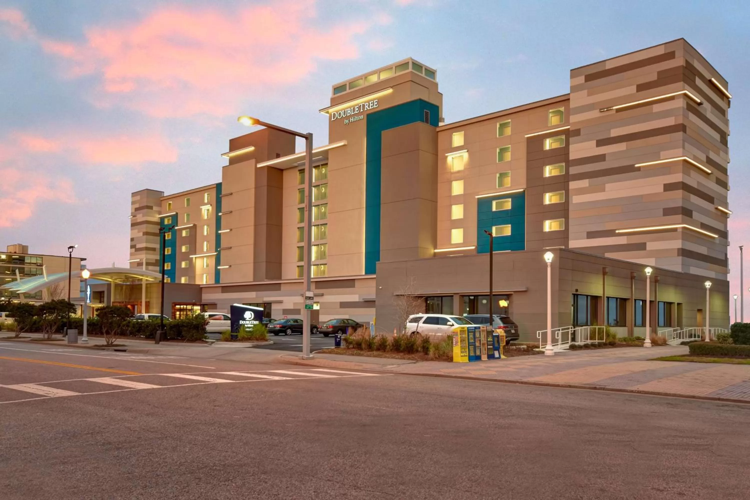 Property building in DoubleTree by Hilton Oceanfront Virginia Beach